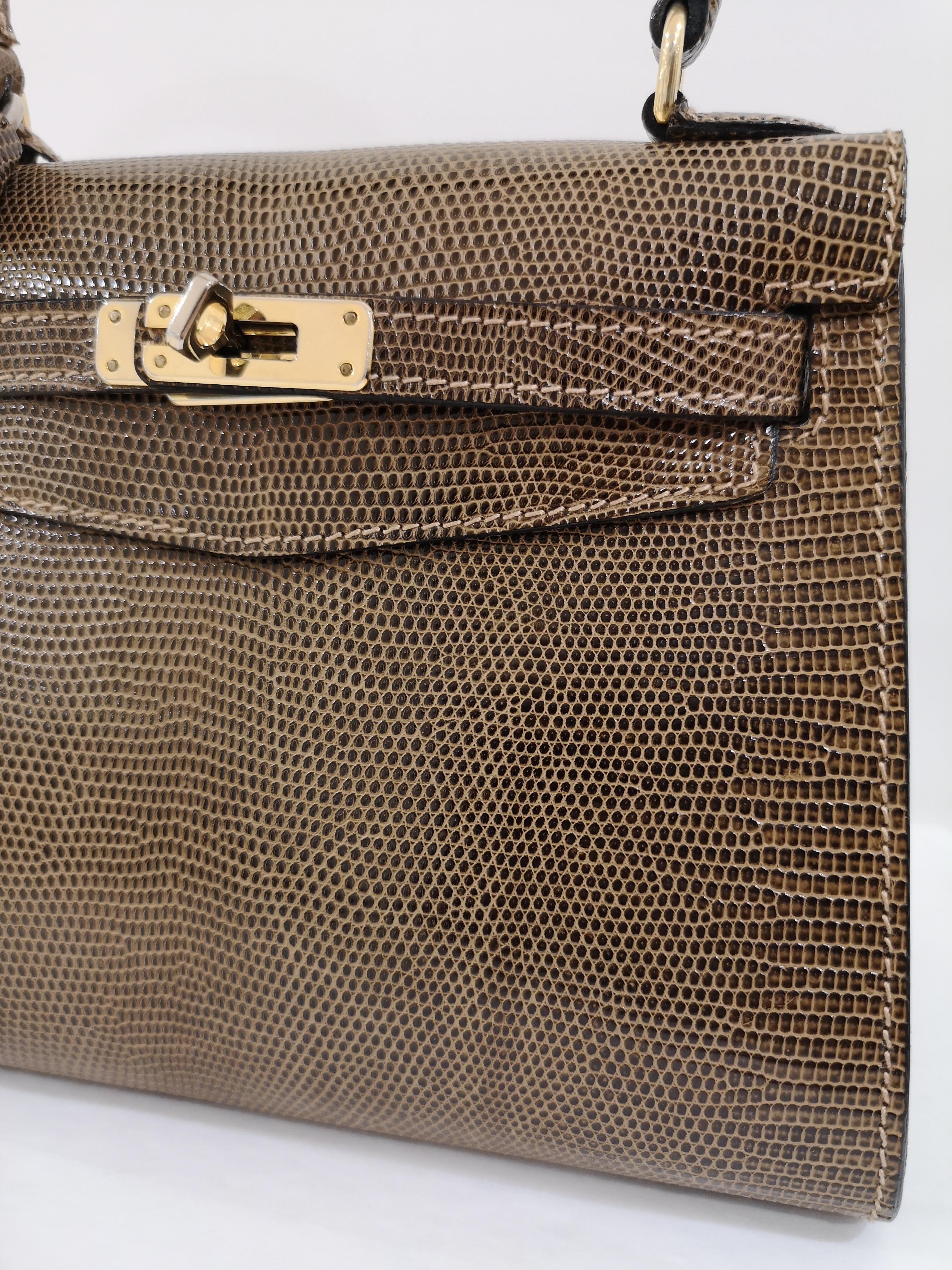 1970s Cellerini Firenze lizard mini kelly
totally made in italy
comes with shoulder strap
measurements: 19 * 15 cm * 10 cm depth