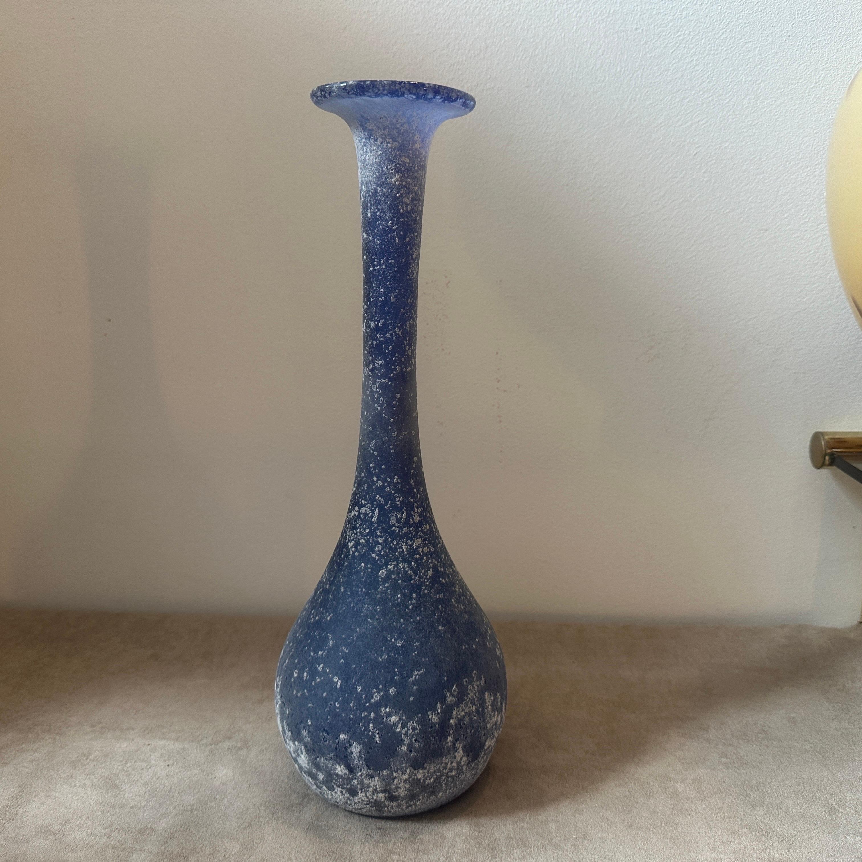 1970er Cenedese zugeschriebene modernistische Vase aus blauem und weißem Scavo Murano Glas im Angebot 2