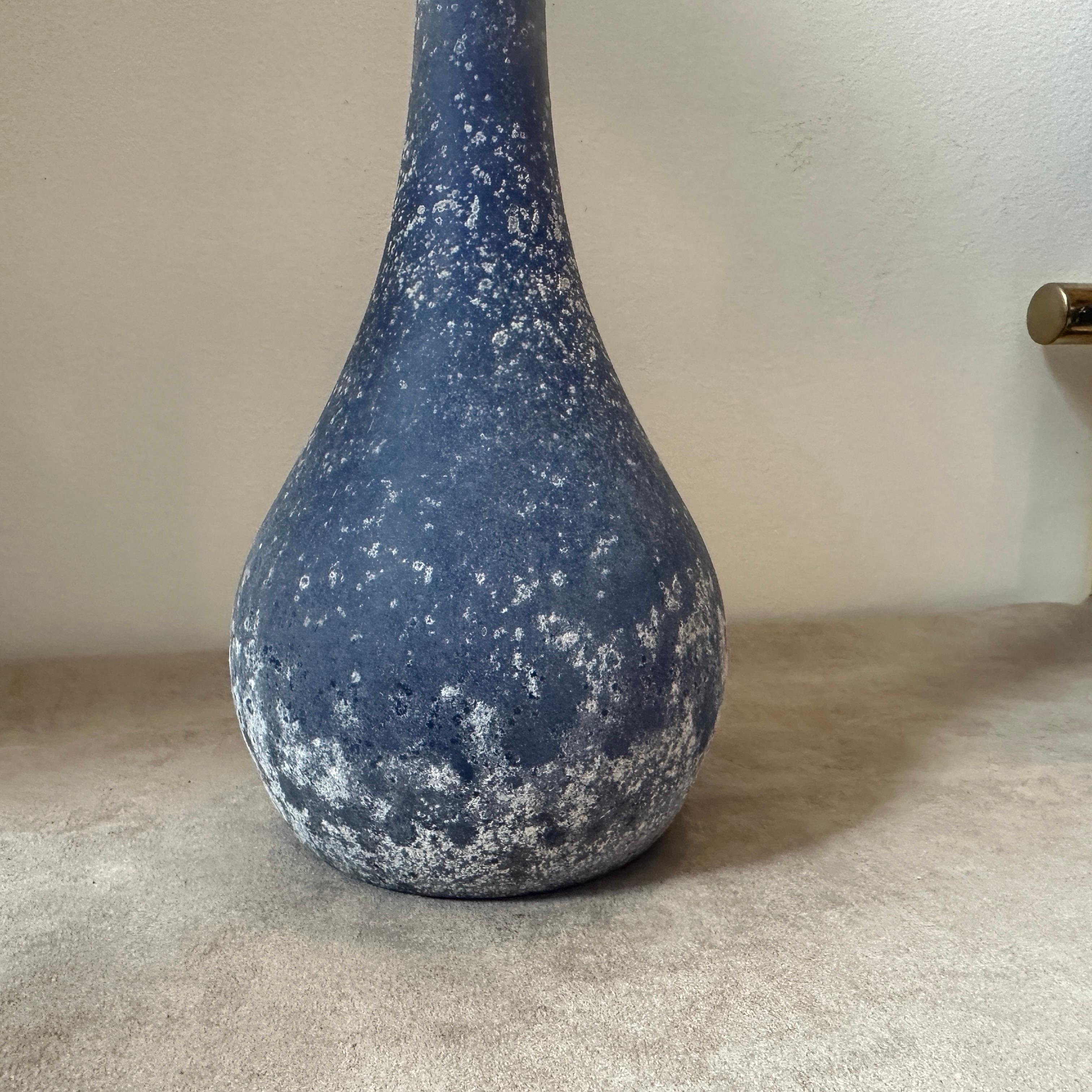 1970s Cenedese Attributed Modernist Blue and White Scavo Murano Glass Vase For Sale 1