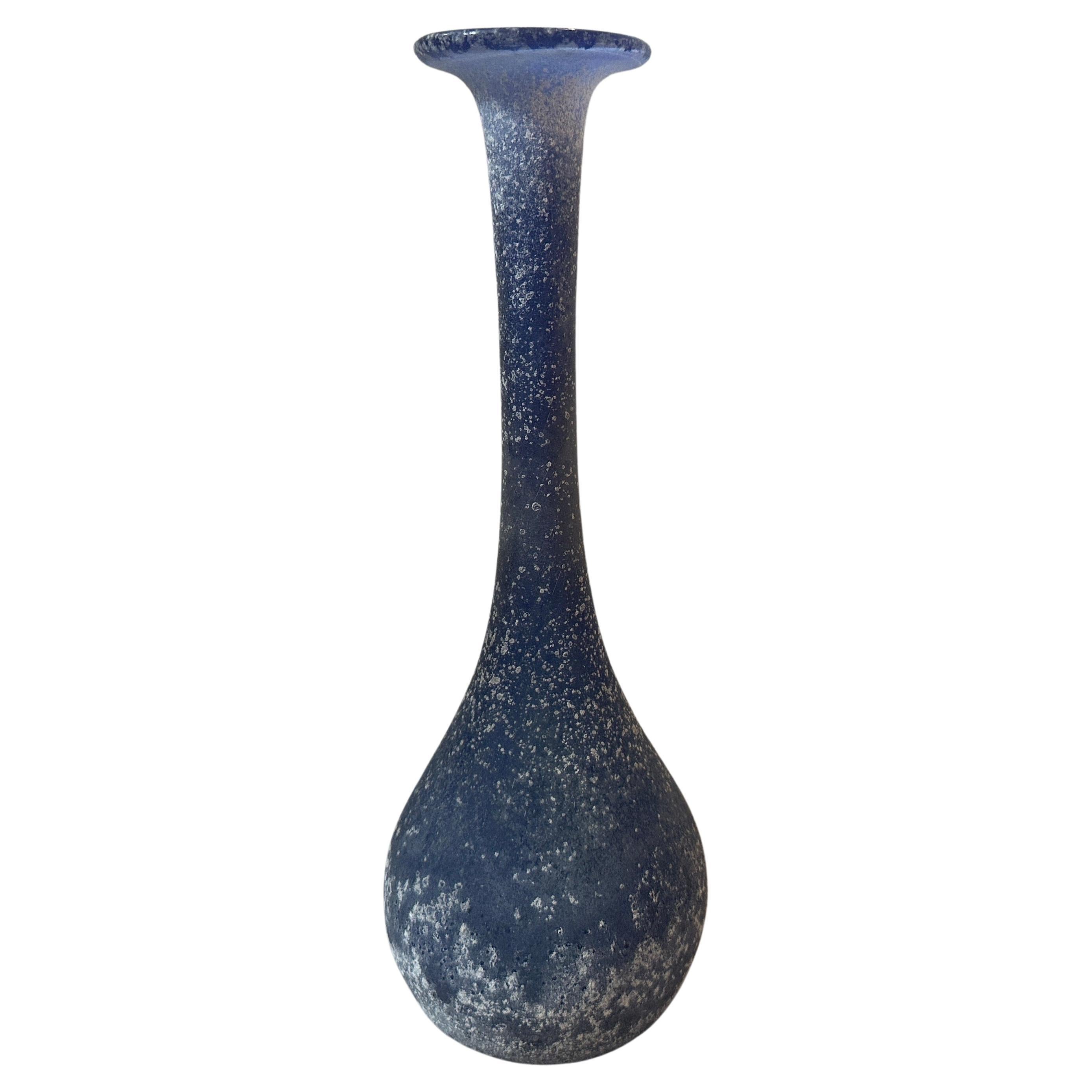 1970er Cenedese zugeschriebene modernistische Vase aus blauem und weißem Scavo Murano Glas