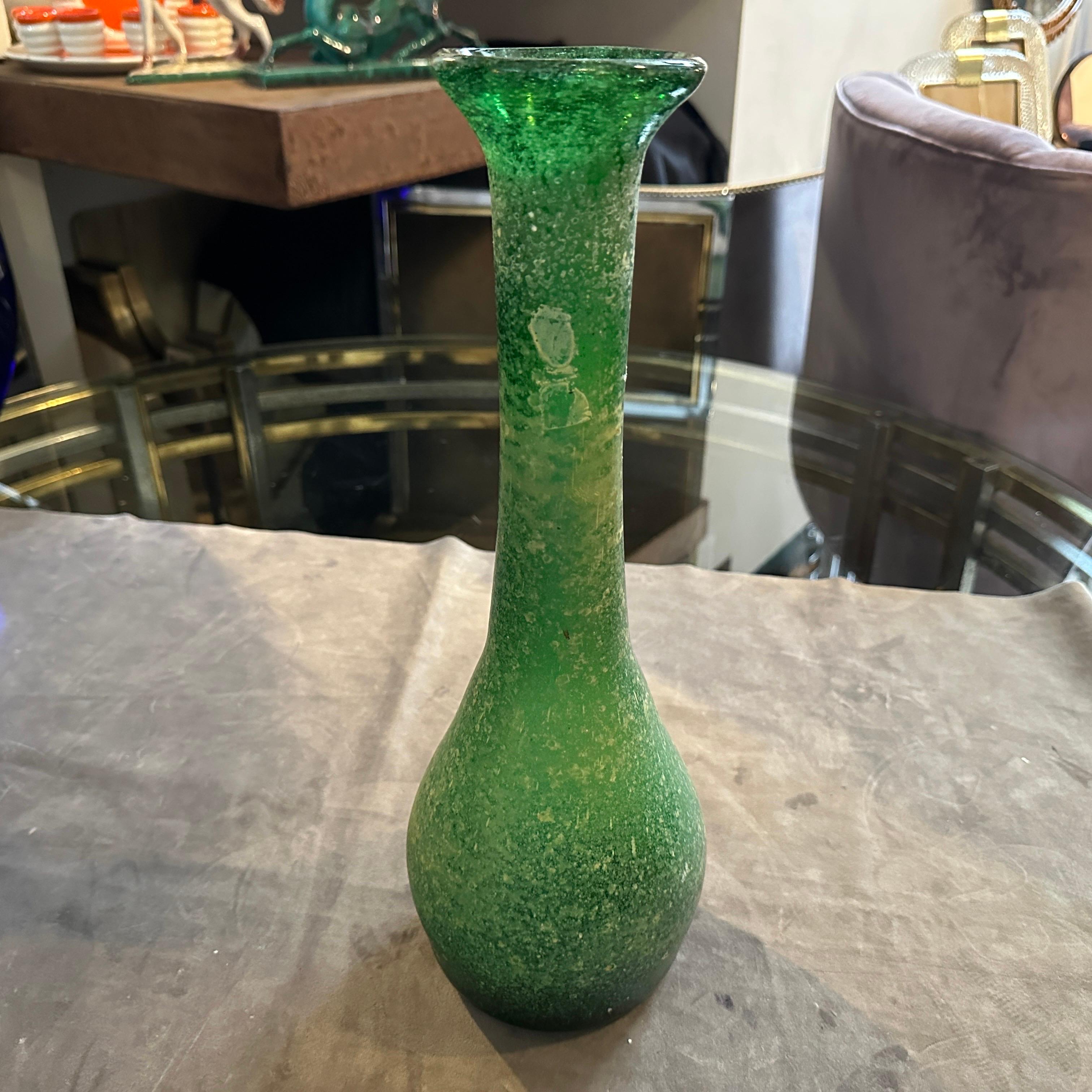 Eine Vase aus grünem Murano-Glas, die in den siebziger Jahren in Venedig handgefertigt wurde. Das Design, die Farbe und die Art der Verarbeitung weisen auf Cenedese hin.
Murano-Glas ist bekannt für seine handwerkliche und künstlerische Qualität.
