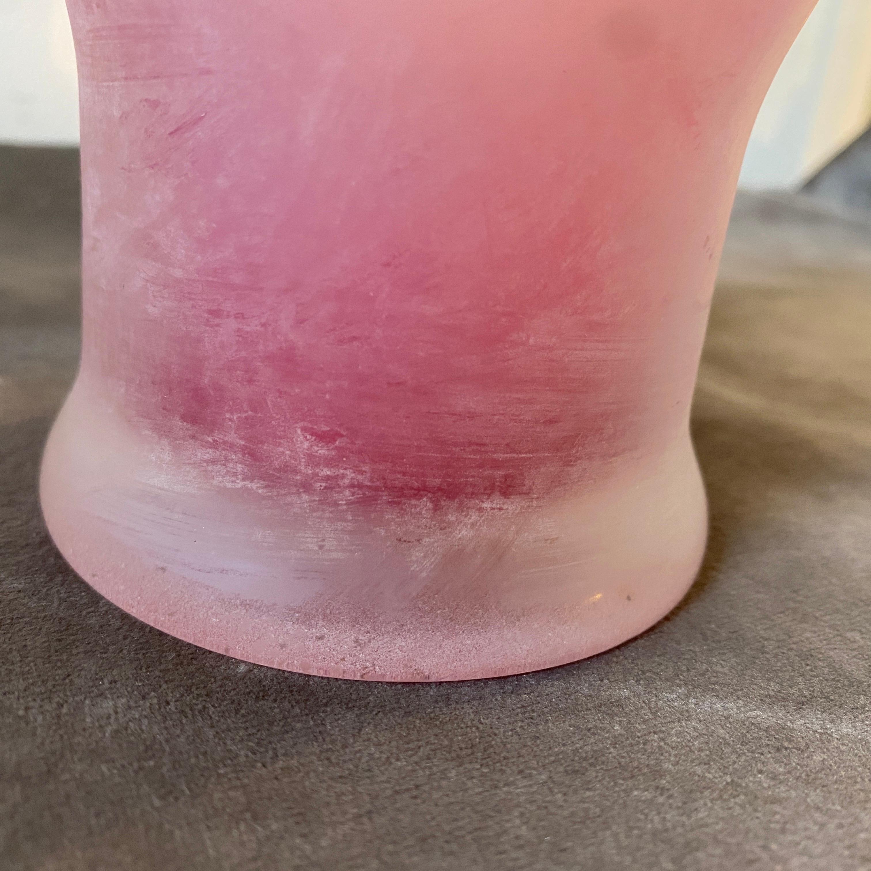 1970s Cenedese Attributed Modernist Pink and Black Scavo Murano Glass Vase In Good Condition For Sale In Aci Castello, IT