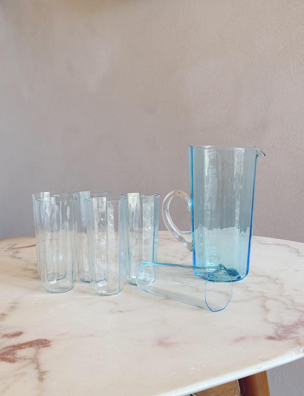 Ein Satz von sechs sehr feinen mundgeblasenen Gläsern zusammen mit einem großen Krug des italienischen Murano-Glasdesigners Cenedese. Dieses Set ist in einem extrem hellen Blau gehalten, das vor allem an den Rändern der Stücke zu sehen ist. Dieses