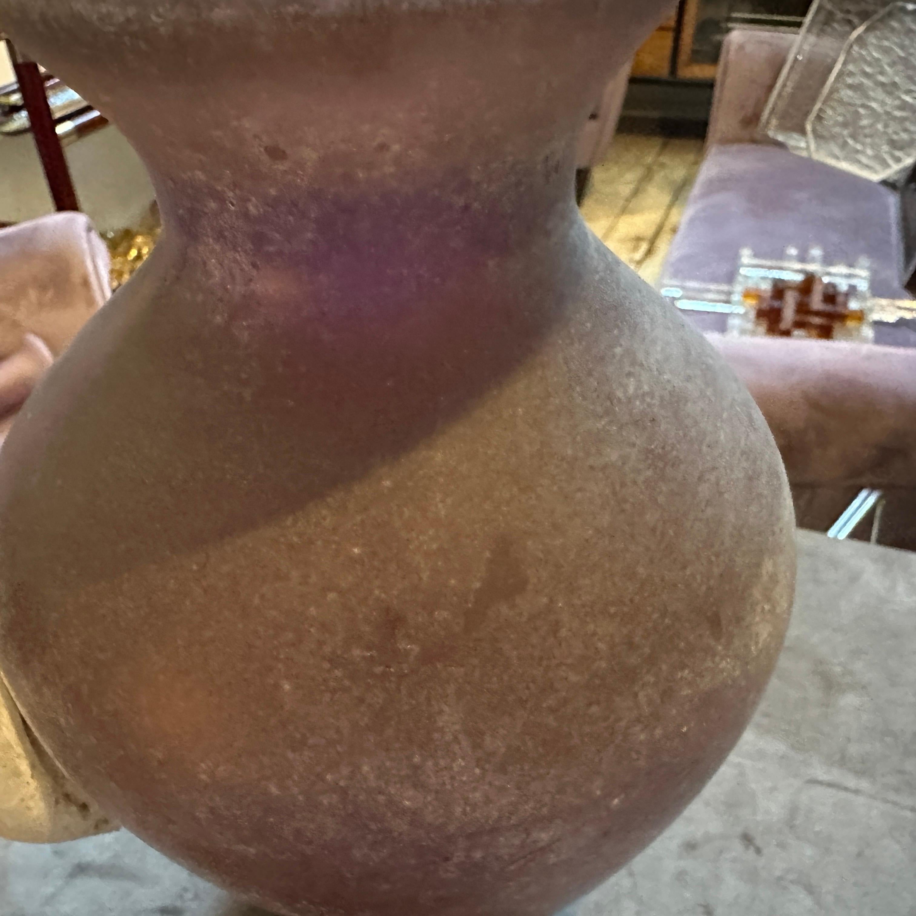 1970s Cenedese Style Modern Purple and White Scavo Murano Glass Amphora Vase In Excellent Condition For Sale In Aci Castello, IT