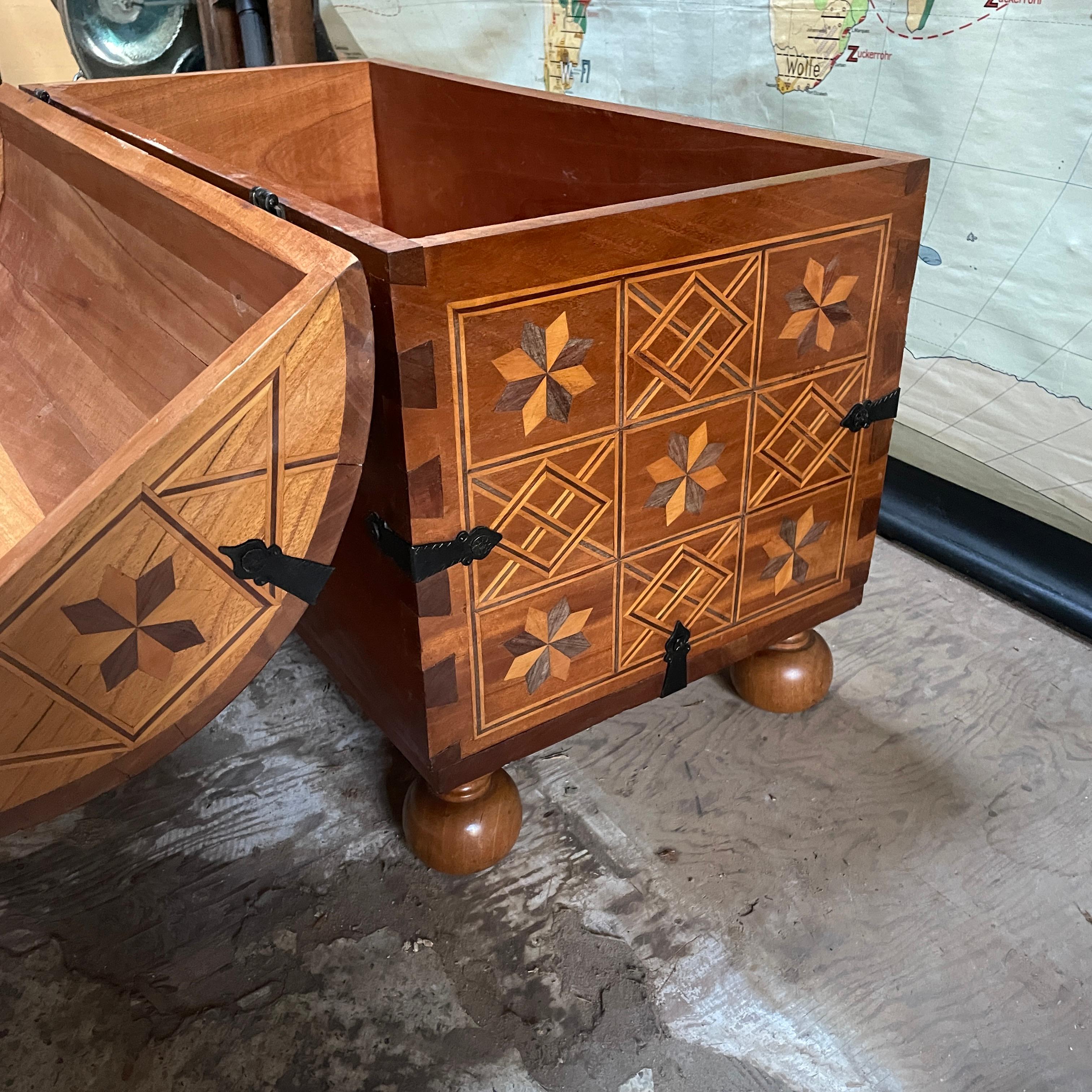 Baule a cupola anni '70 Post Modern Intarsi geometrici Vintage Mid-Century Post Modern in vendita 12