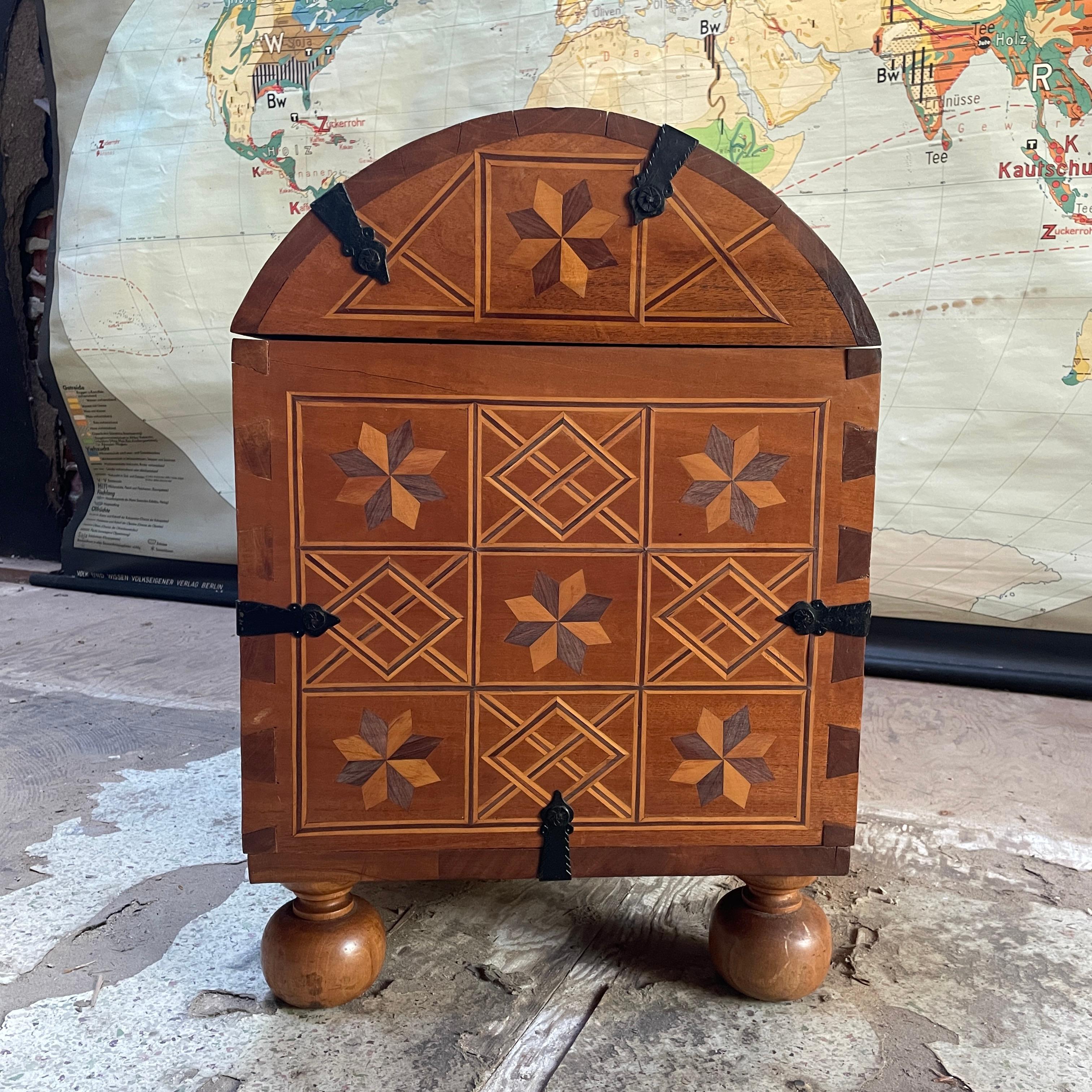 Fine XX secolo Baule a cupola anni '70 Post Modern Intarsi geometrici Vintage Mid-Century Post Modern in vendita