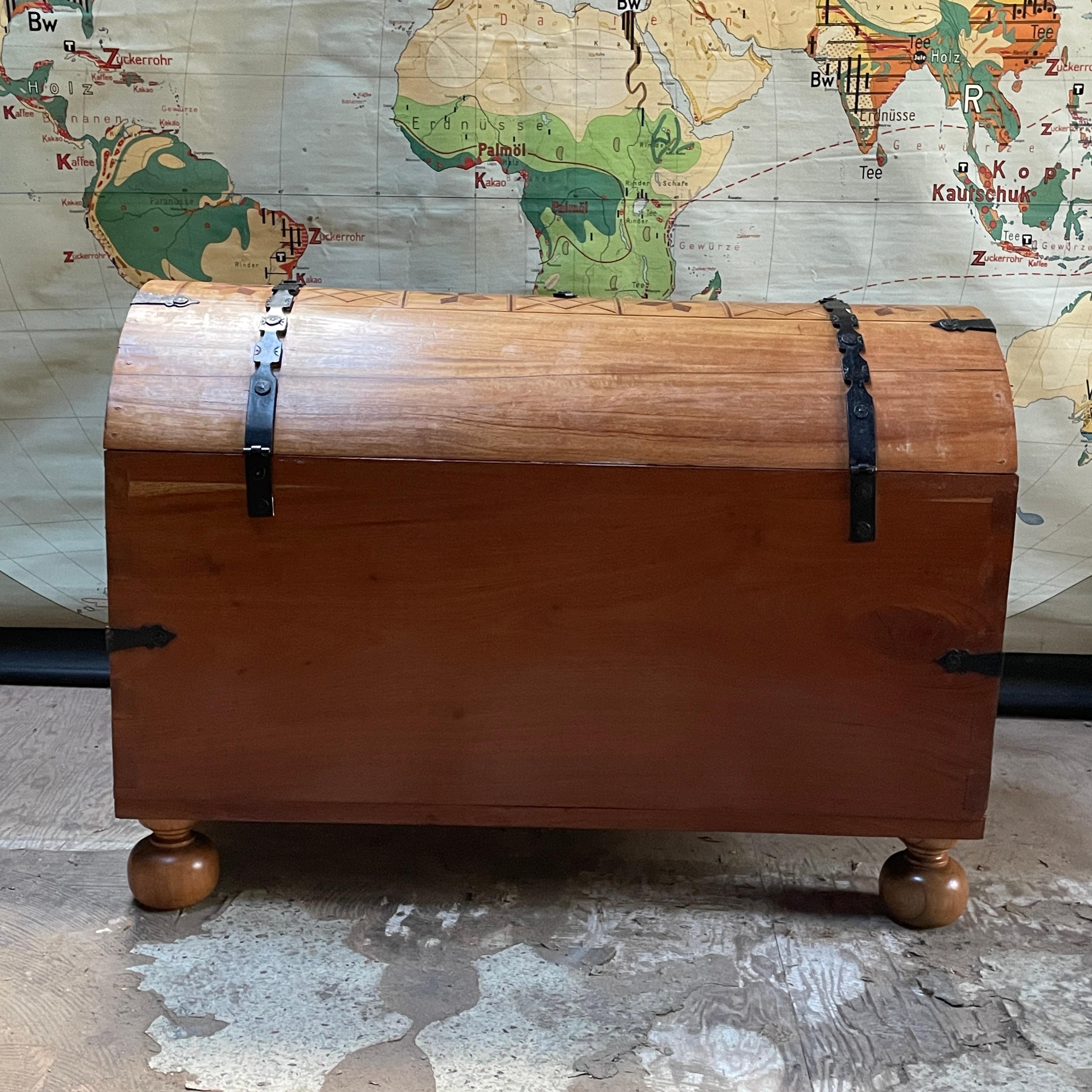 Legno massiccio Baule a cupola anni '70 Post Modern Intarsi geometrici Vintage Mid-Century Post Modern in vendita