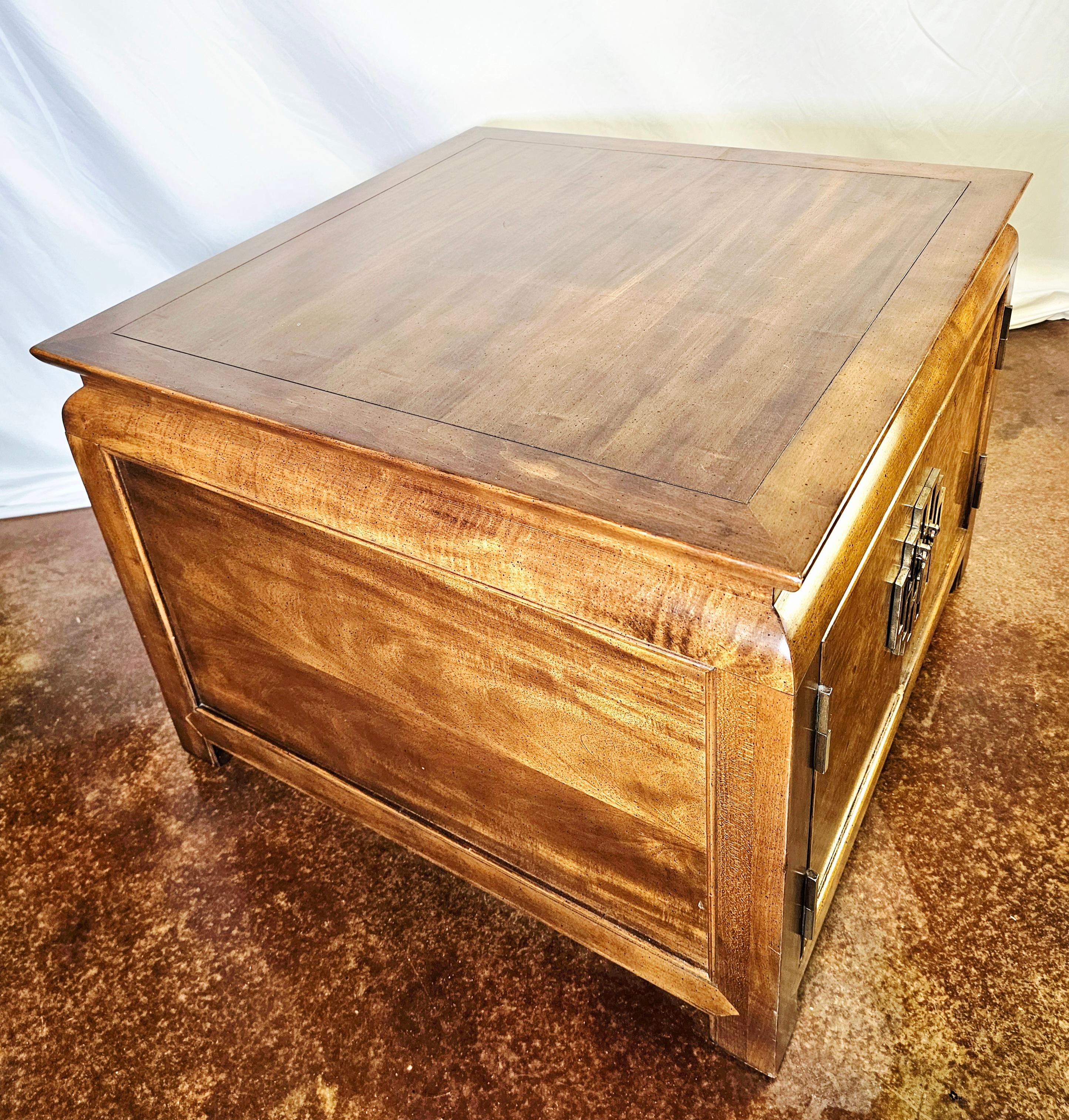 1970 Century Furniture Chin Hua Table by Raymond K.K. Sabota en vente 8