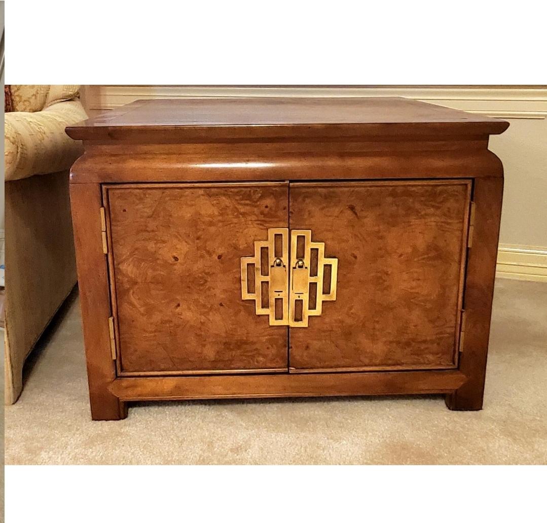 A rare monotone Chin Hua by Raymond K Sabota Burl Nightstand/ end table/ coffee table.
Features beautiful walnut burlwood and Chinese style brass hardware on 2 hinged doors.
It is in great vintage condition with some imperfections from normal wear