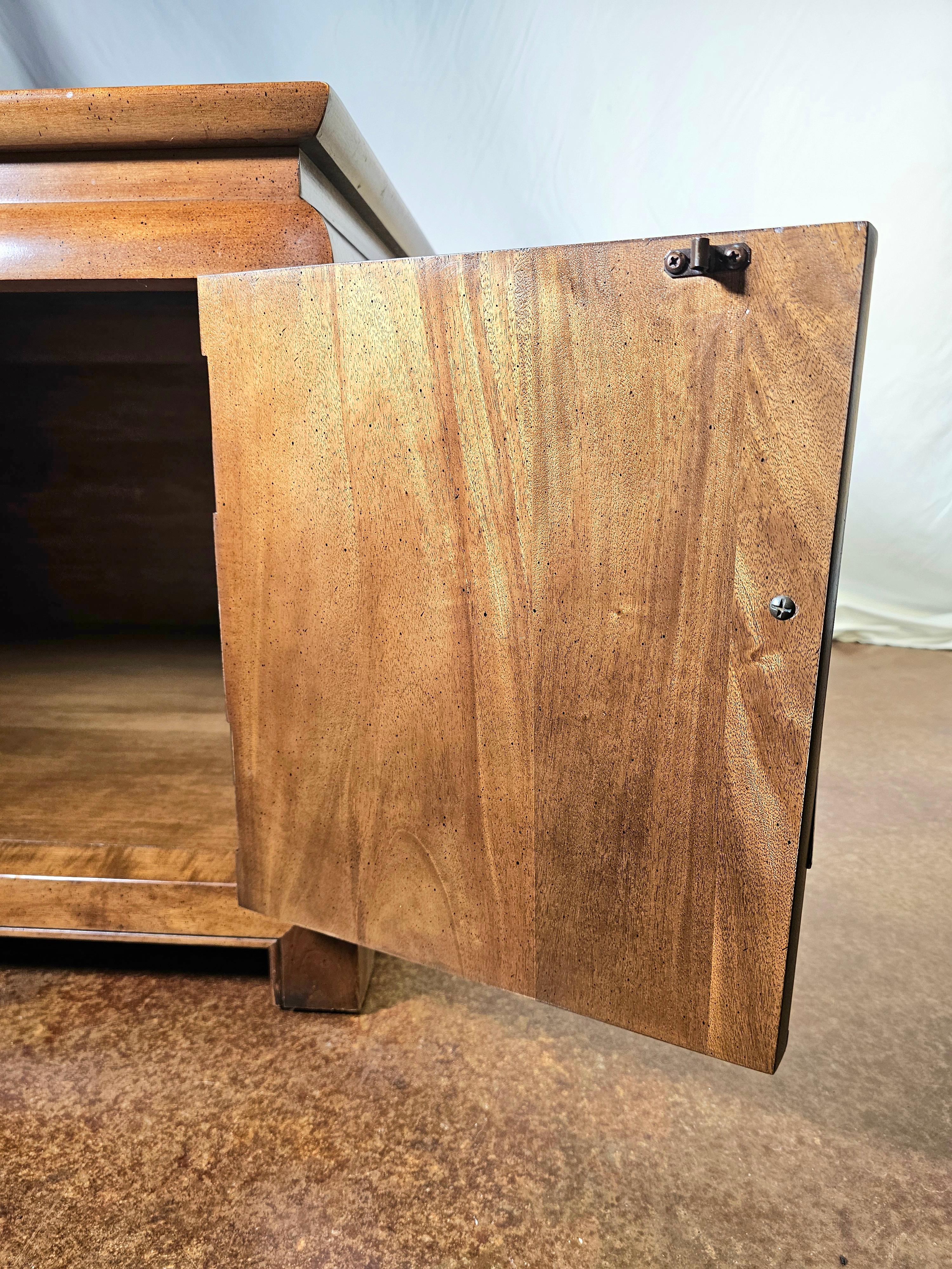 1970 Century Furniture Chin Hua Table by Raymond K.K. Sabota en vente 1