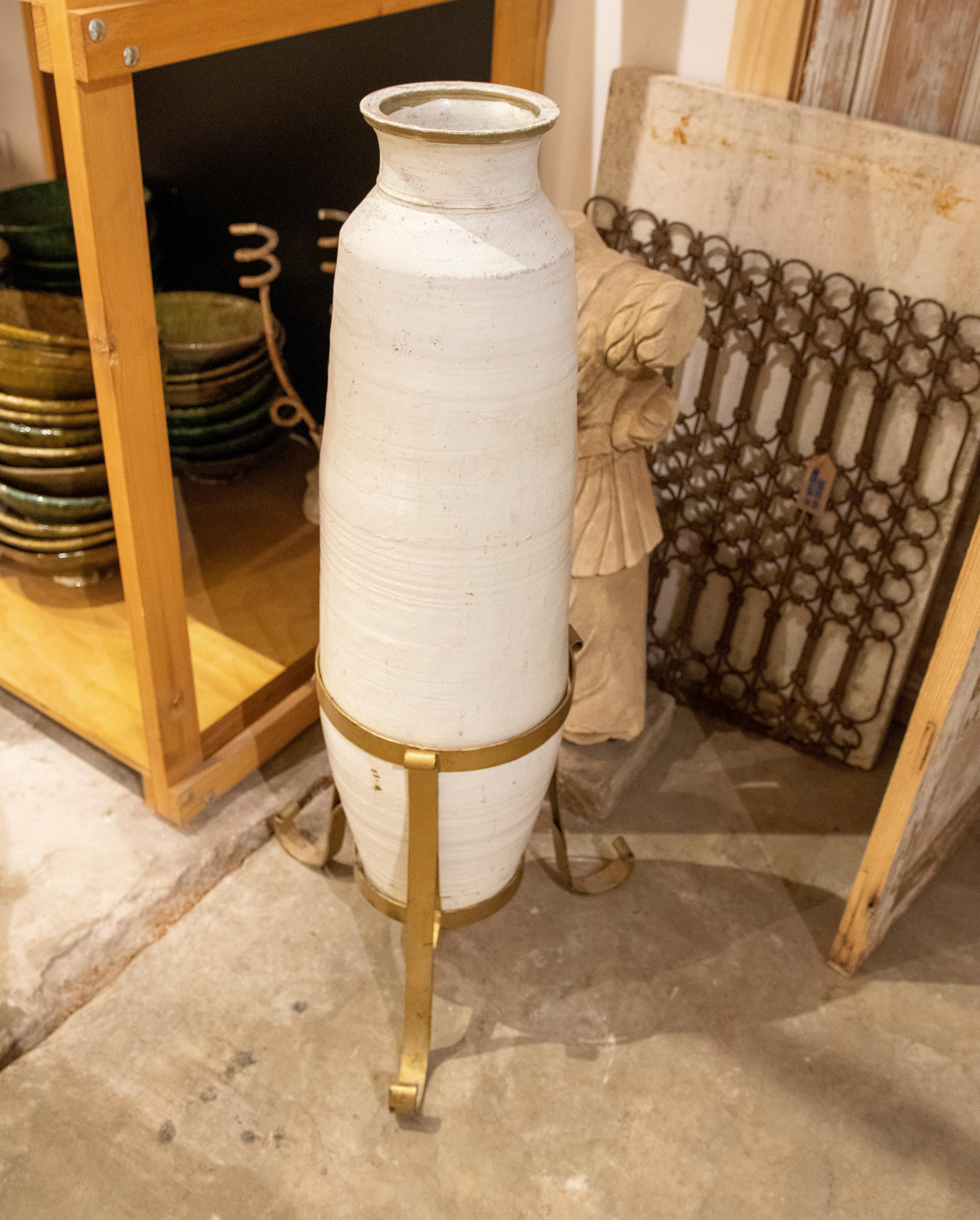 Anfora in ceramica degli anni '70 con base in ferro.