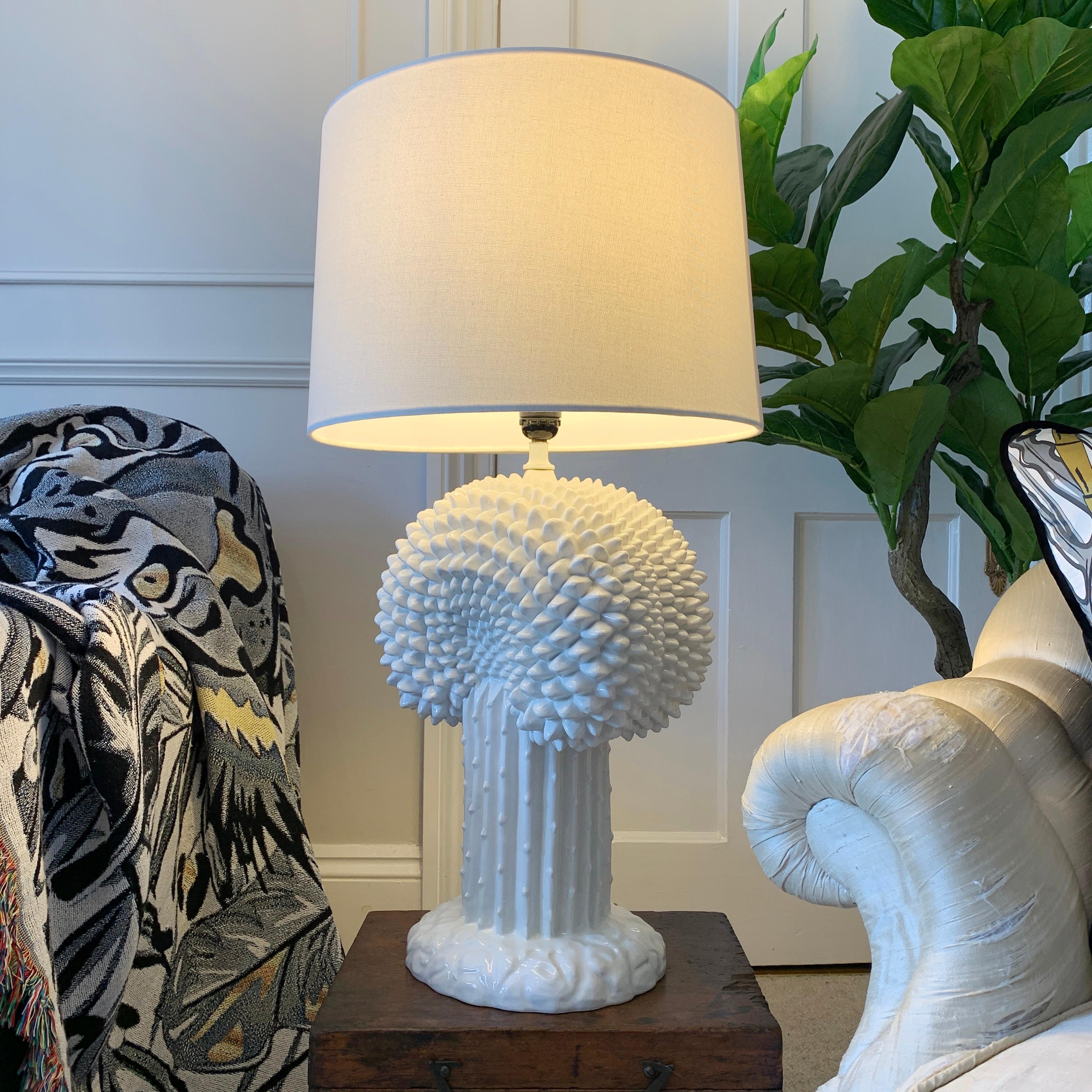 Néoclassique Lampe Cactus en céramique blanche italienne des années 1970  en vente