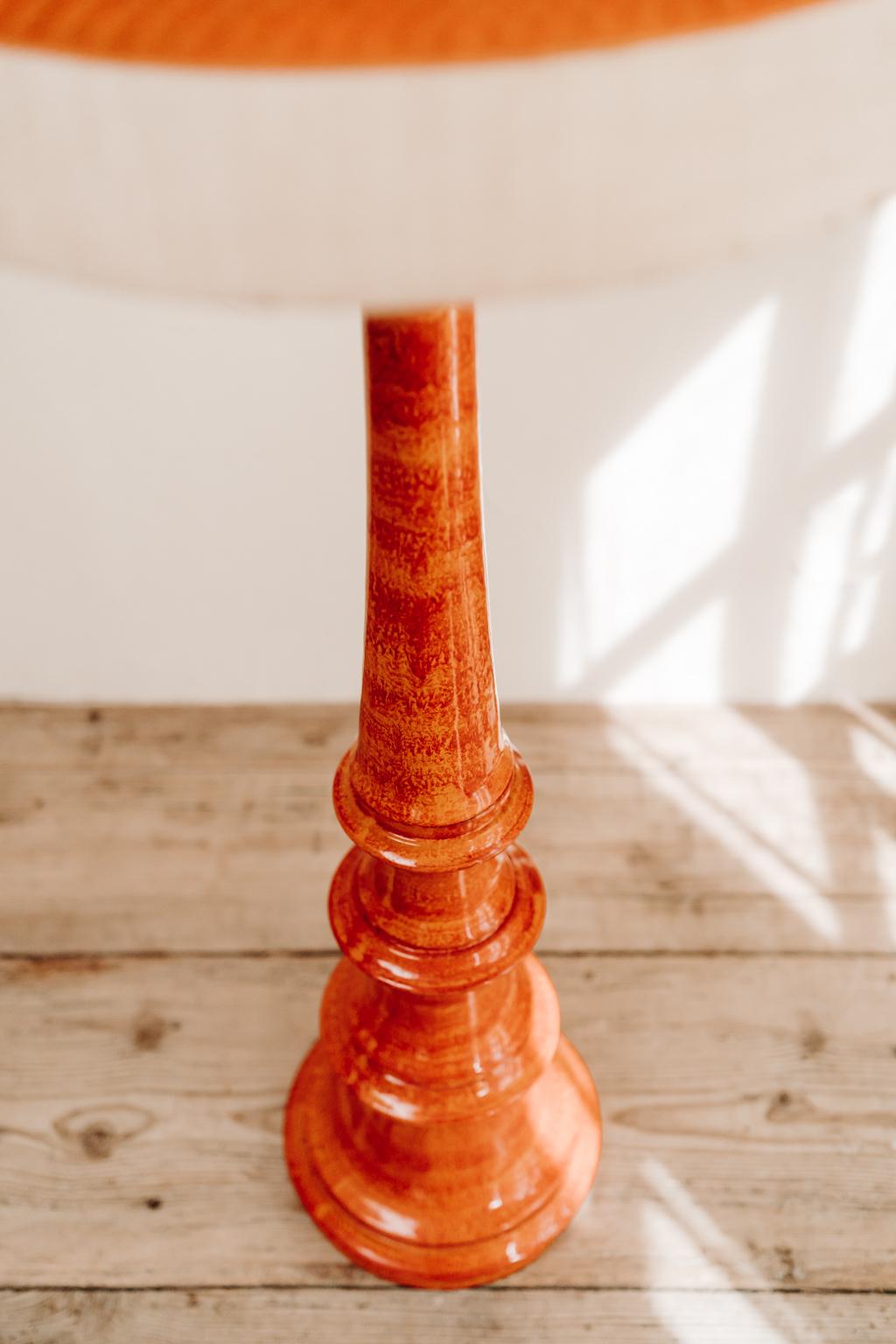 Für Liebhaber von Vintage-Beleuchtung ist diese französische Stehlampe aus orangefarbener Keramik, die noch mit ihrem Original-Lampenschirm versehen ist. 
Färbe deine Welt.
