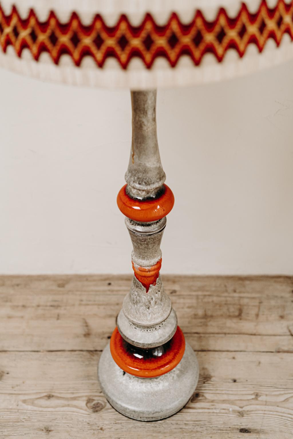 Keramik-Stehleuchte aus den 1970er Jahren mit originalem Lampenschirm im Angebot 1