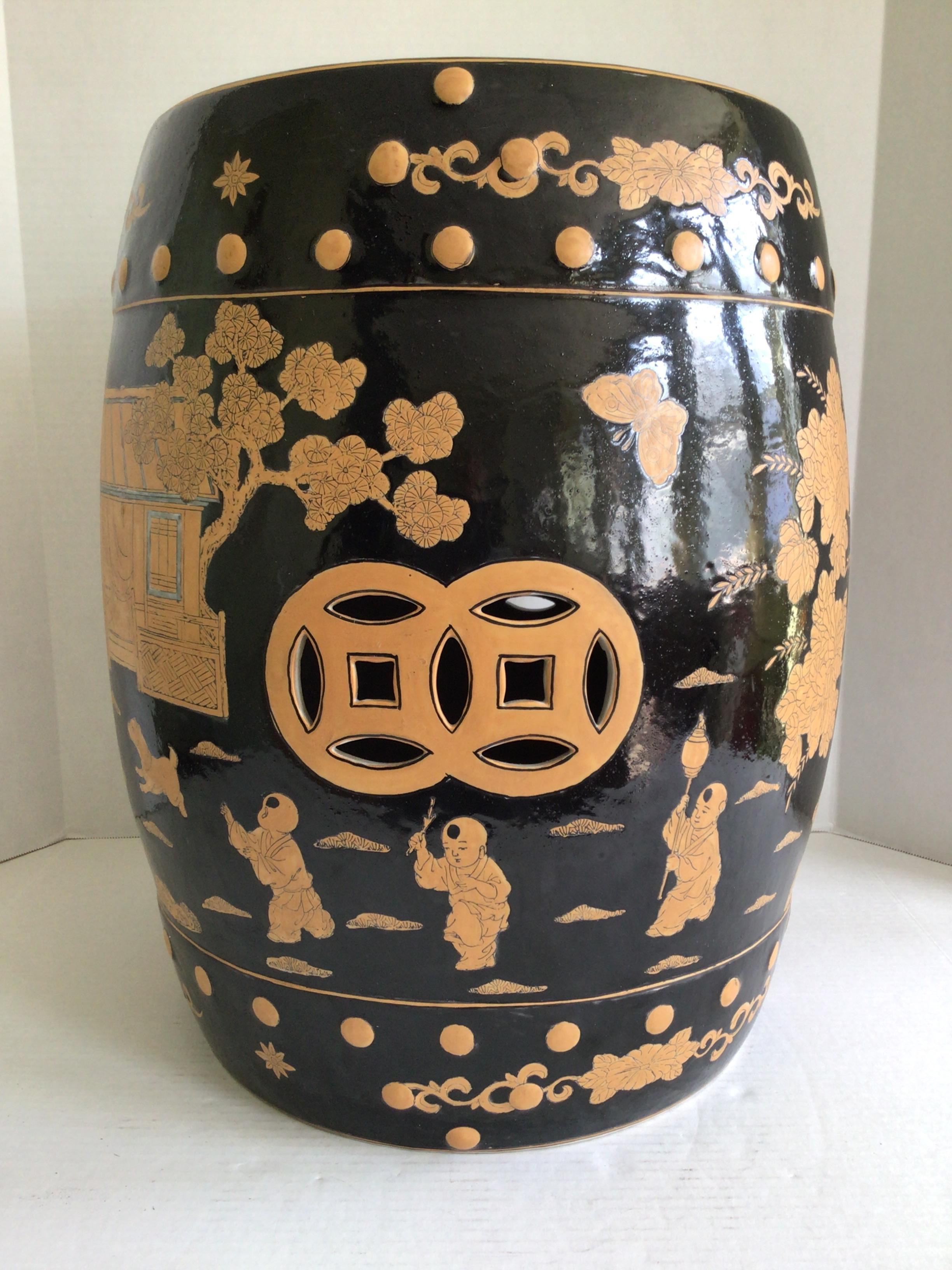 Vernissé Siège de jardin en céramique des années 1970 en vente