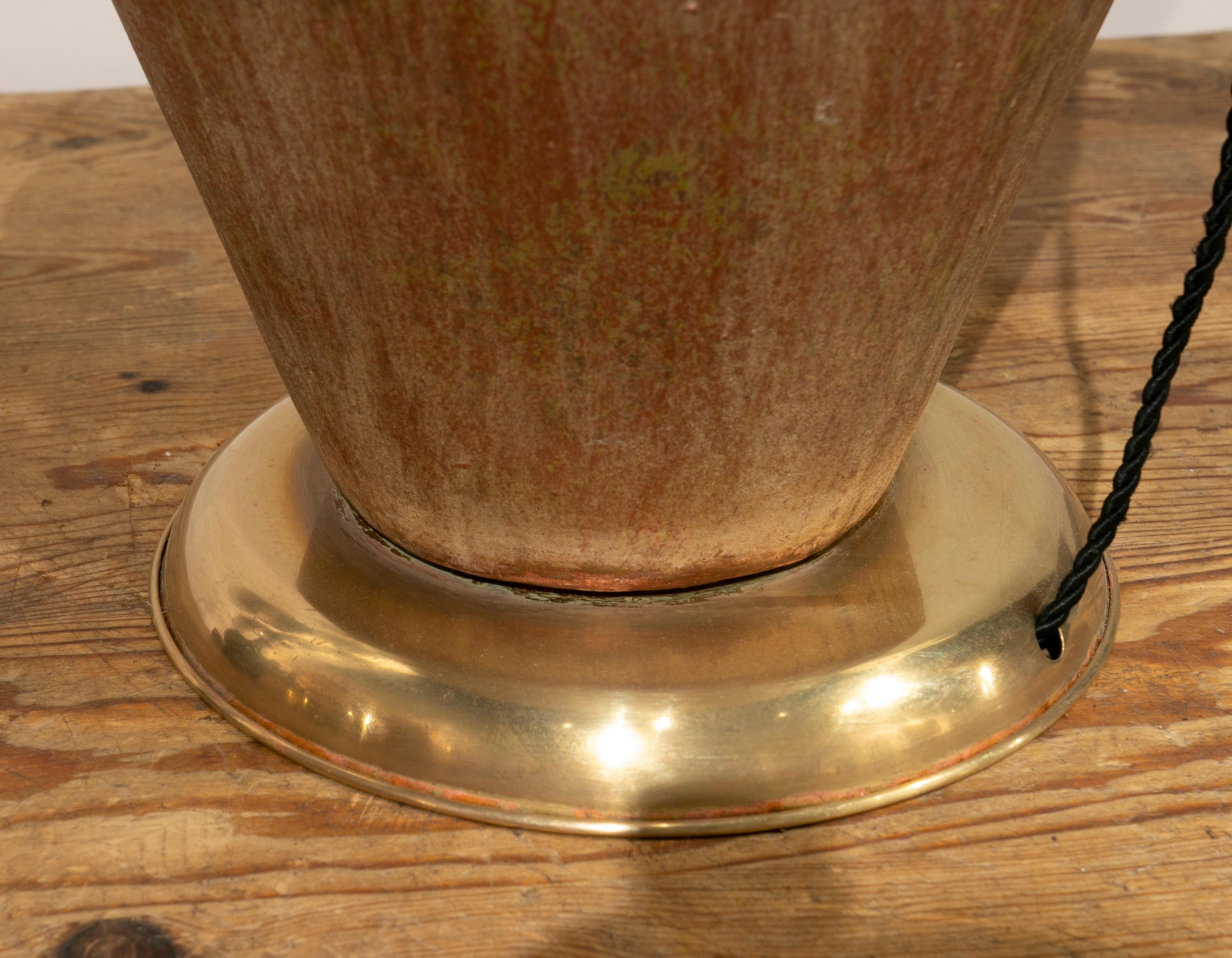 The 1970s Keramiklampe in Form einer Vase mit einem Messingfuß im Angebot 5