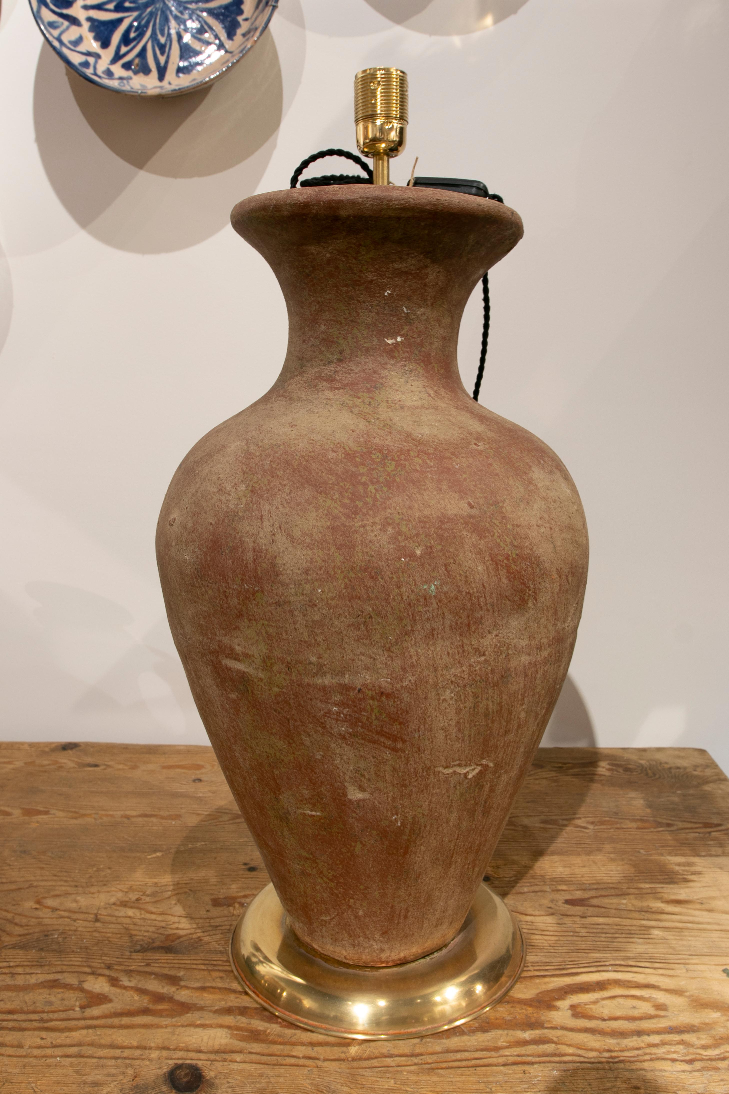 Keramiklampe in Form einer Vase aus den 1970er Jahren mit einem Sockel aus Messing