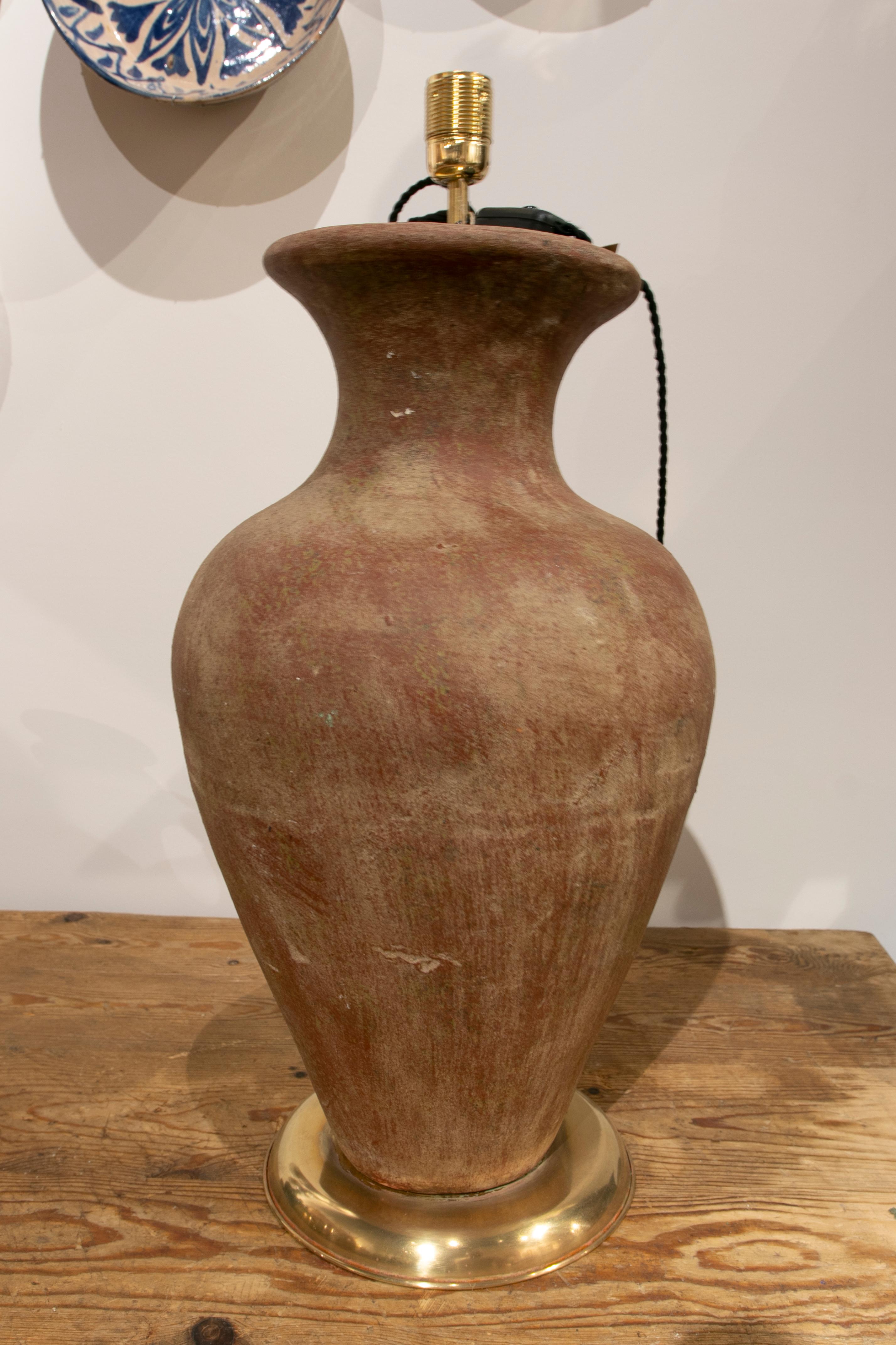 The 1970s Keramiklampe in Form einer Vase mit einem Messingfuß (Spanisch) im Angebot