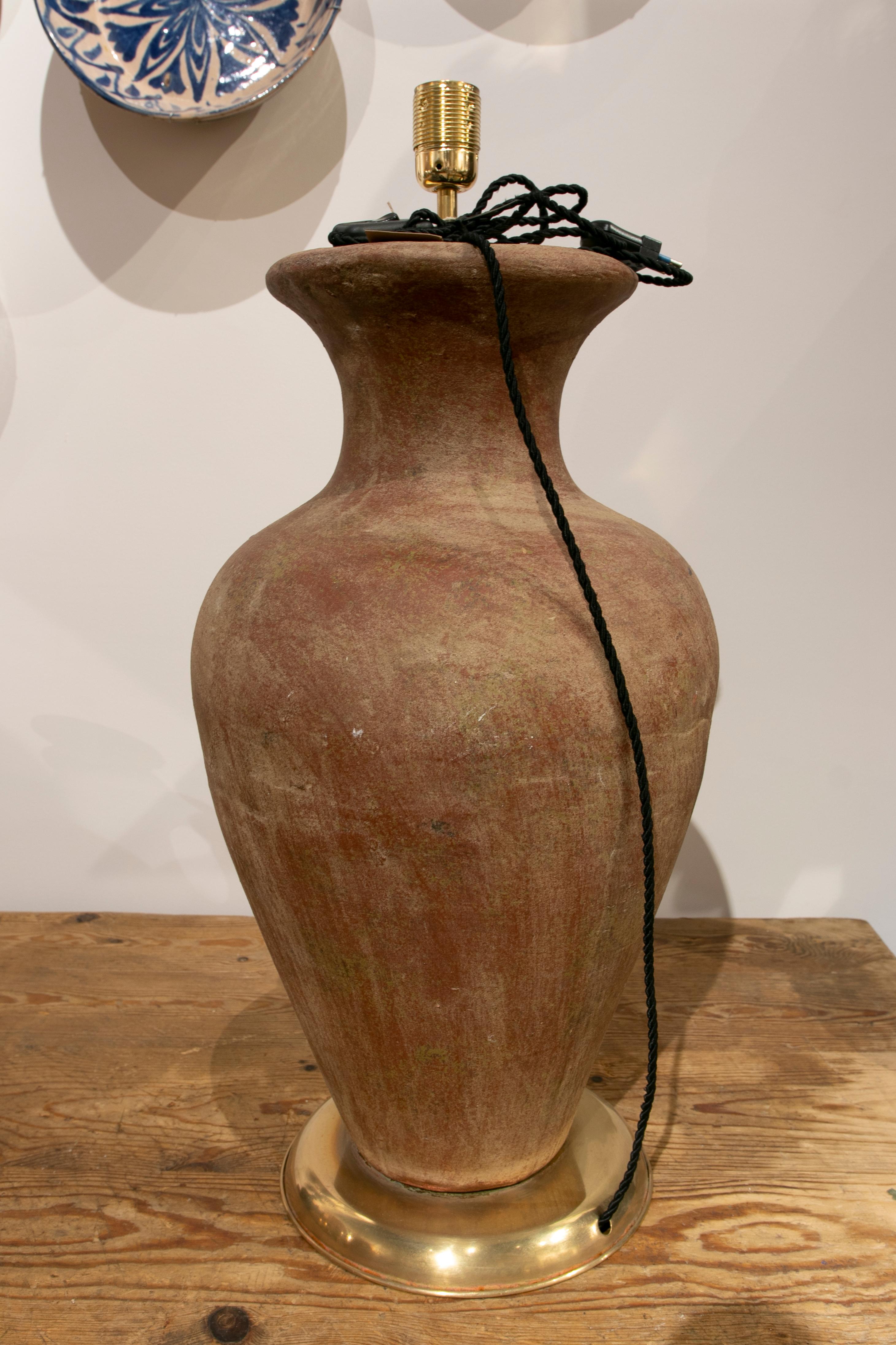 The 1970s Keramiklampe in Form einer Vase mit einem Messingfuß im Zustand „Gut“ im Angebot in Marbella, ES