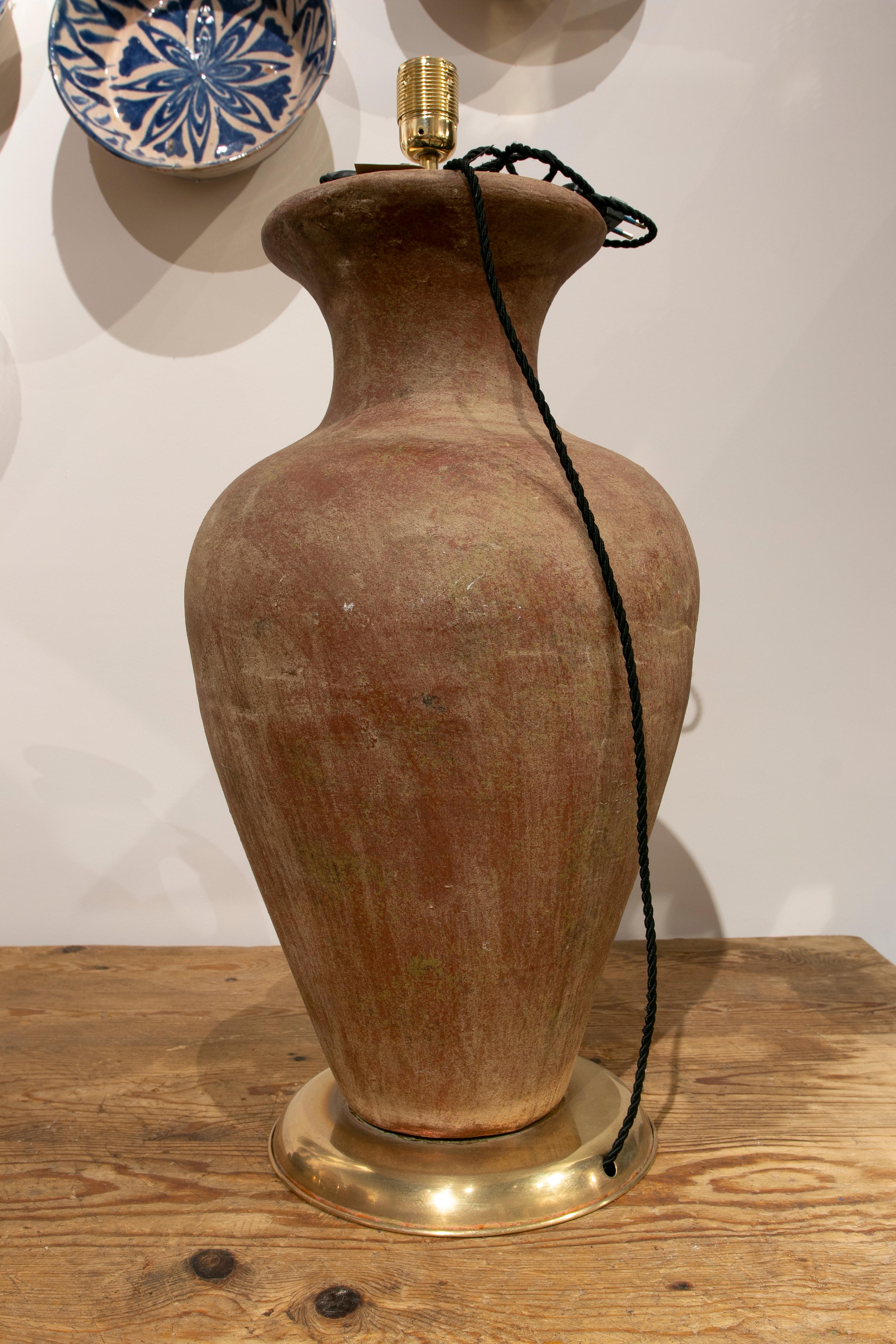 The 1970s Keramiklampe in Form einer Vase mit einem Messingfuß (20. Jahrhundert) im Angebot
