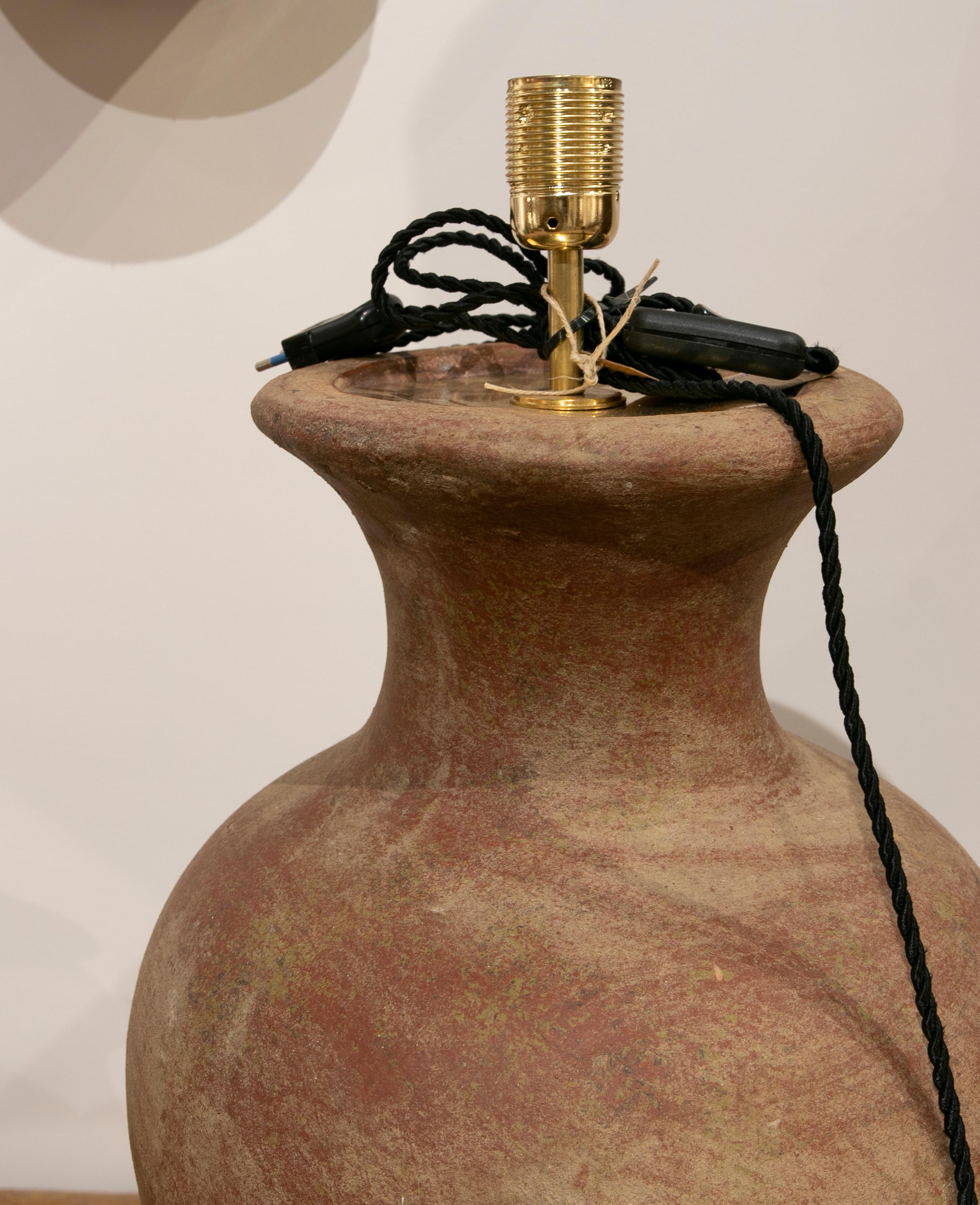 The 1970s Keramiklampe in Form einer Vase mit einem Messingfuß im Angebot 1