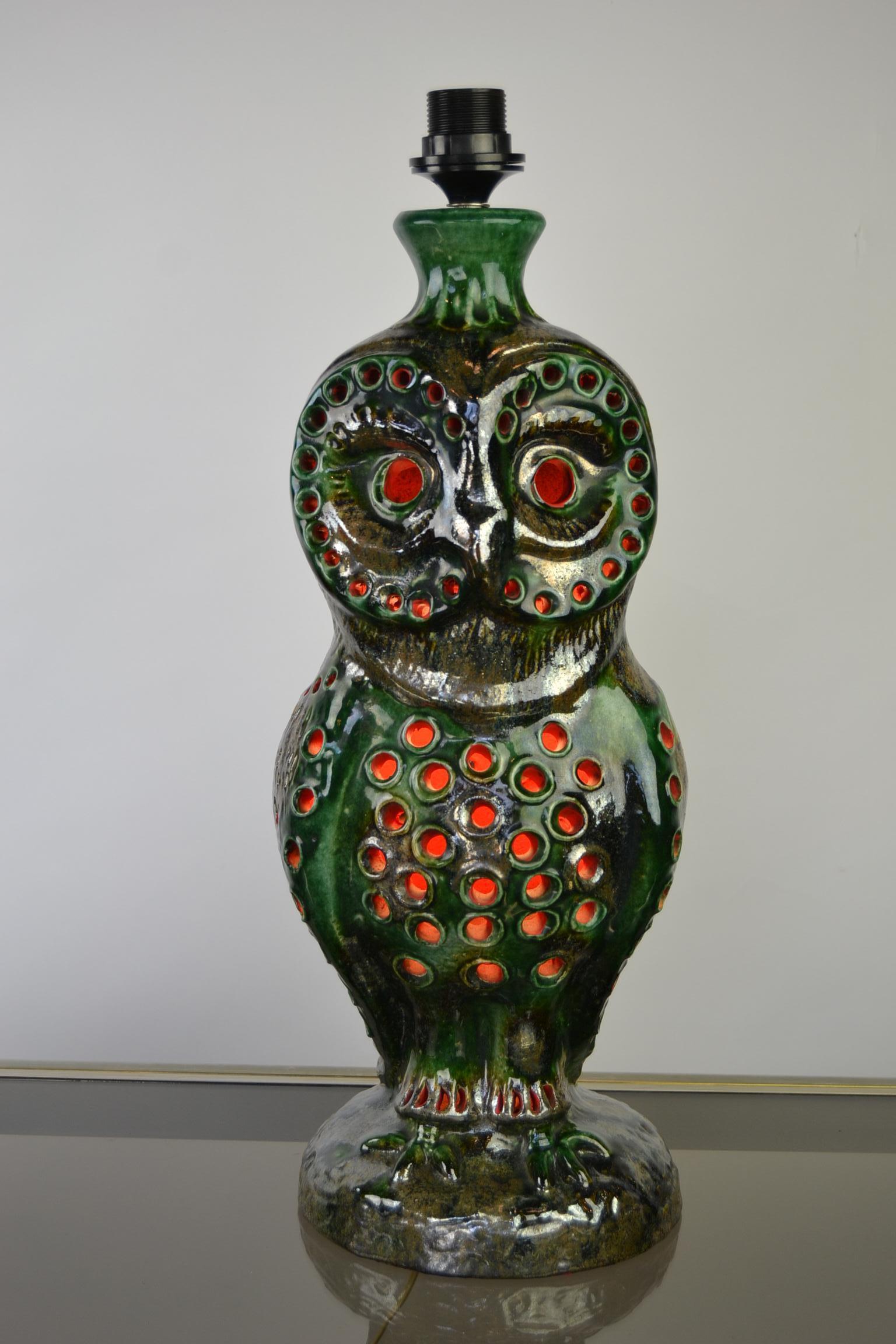 Vintage large ceramic table lamp or floor light in the shape of an owl.
This 1970s Bird Light has the colors green, brown, orange and a gold, bronze and silver touch.
Has 2 fittings E27, 1 on top of the owl figurine, 1 inside to give special light