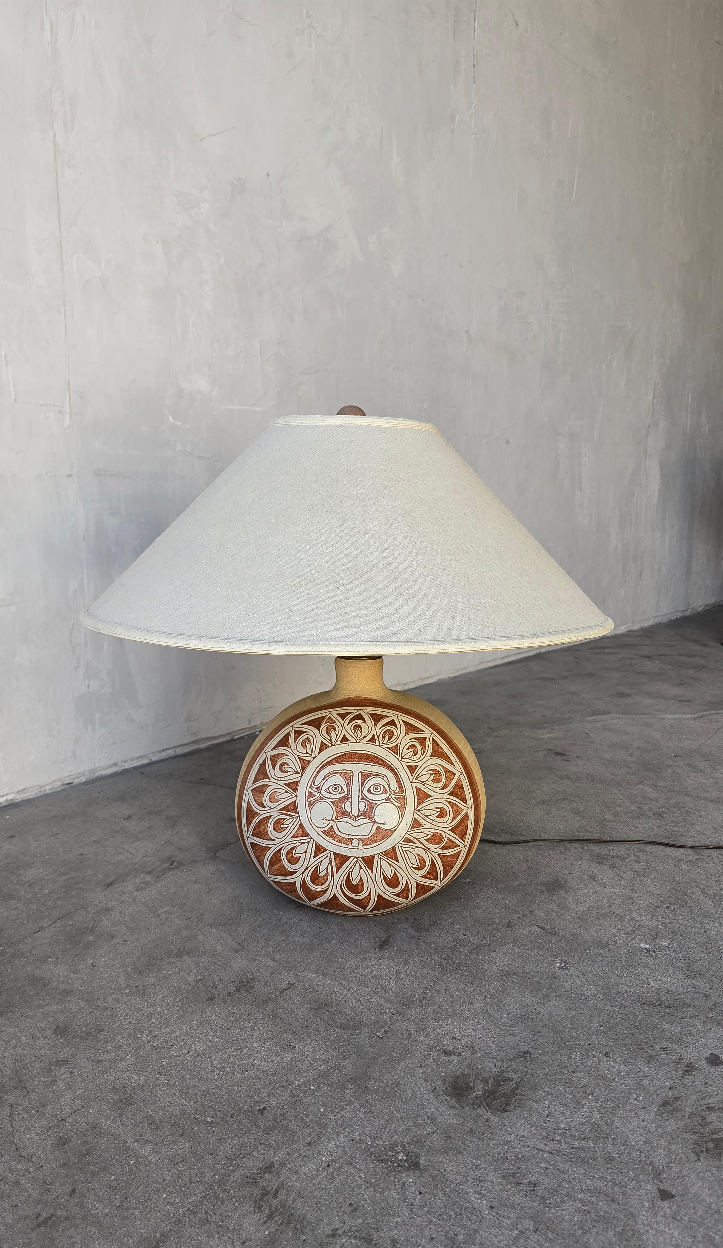 Lámpara de cerámica vintage a gran escala que representa un sol pintado a mano.  Firmado Marrón.

La lámpara está en excelentes condiciones de funcionamiento.