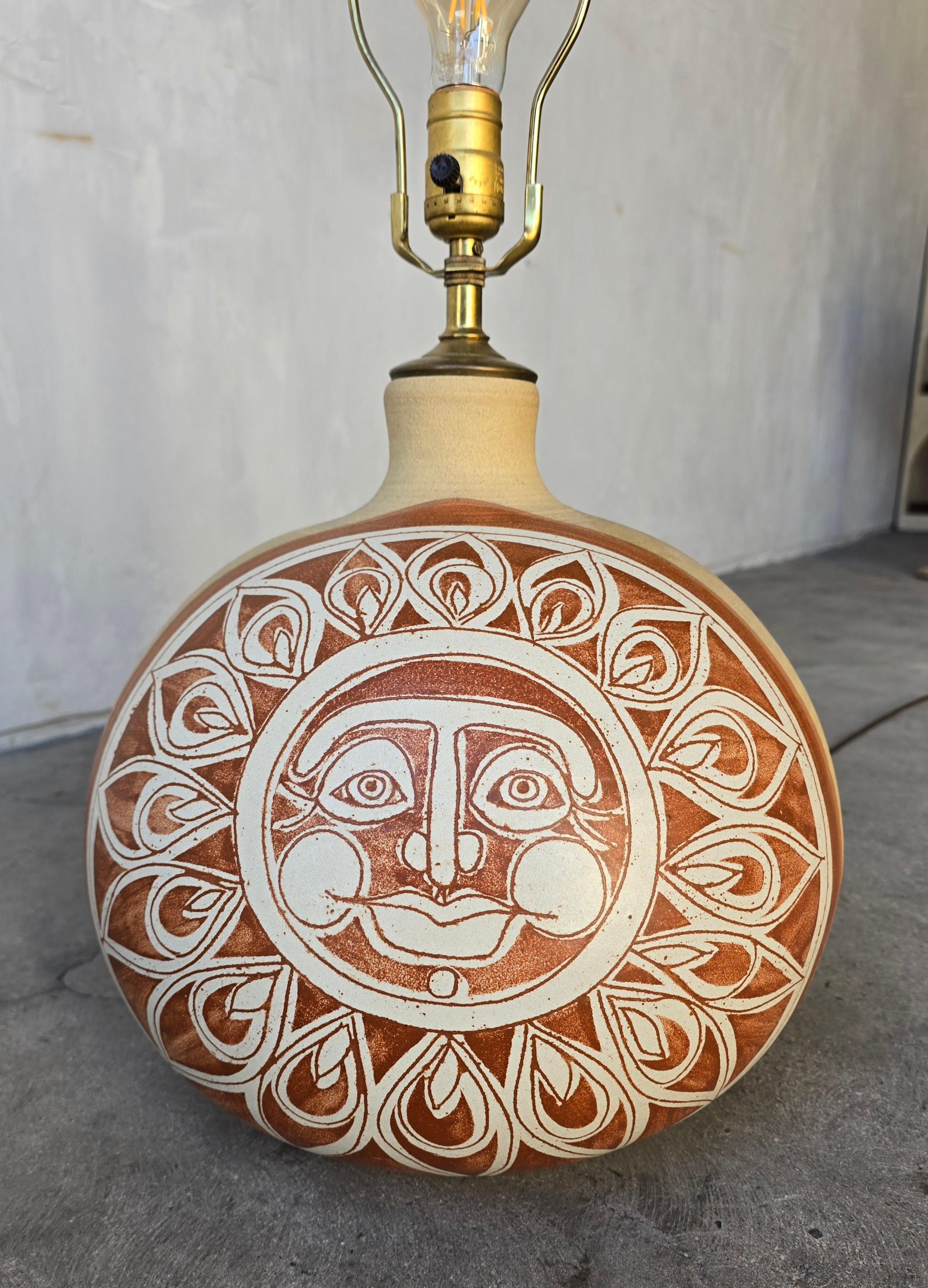 Lámpara de mesa Sol de cerámica de los años 70, firmada Marrón Alfarería en venta