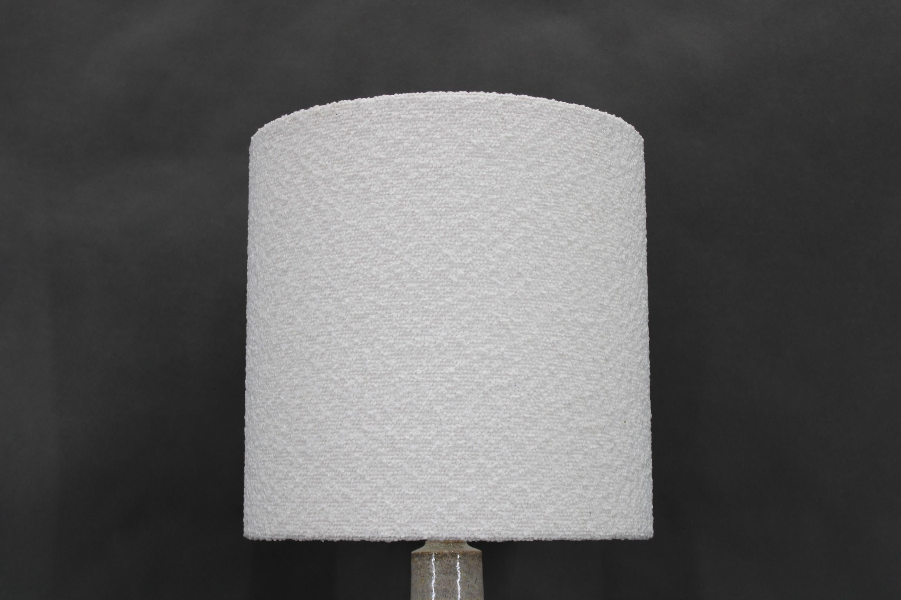 20ième siècle Lampe de table des années 1970 en céramique d'Axella avec abat-jour en tissu, Danemark en vente