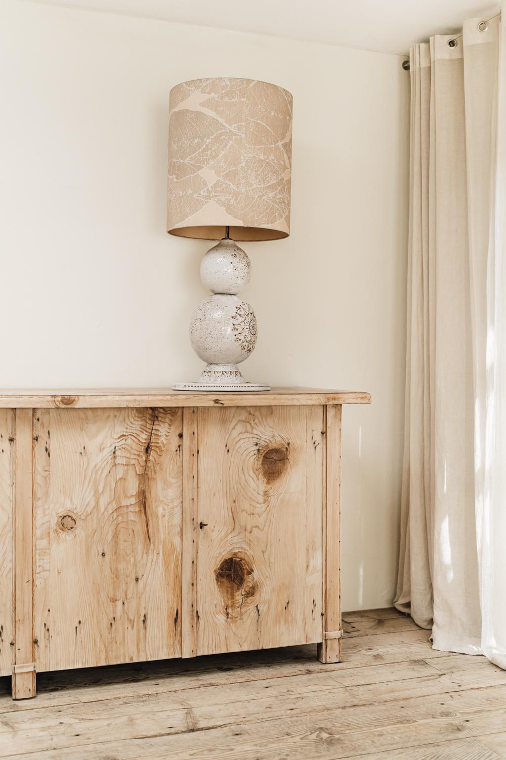 In love with this 1970s ceramic table lamp, with its original lampshade.
Ready to brighten up your interior.