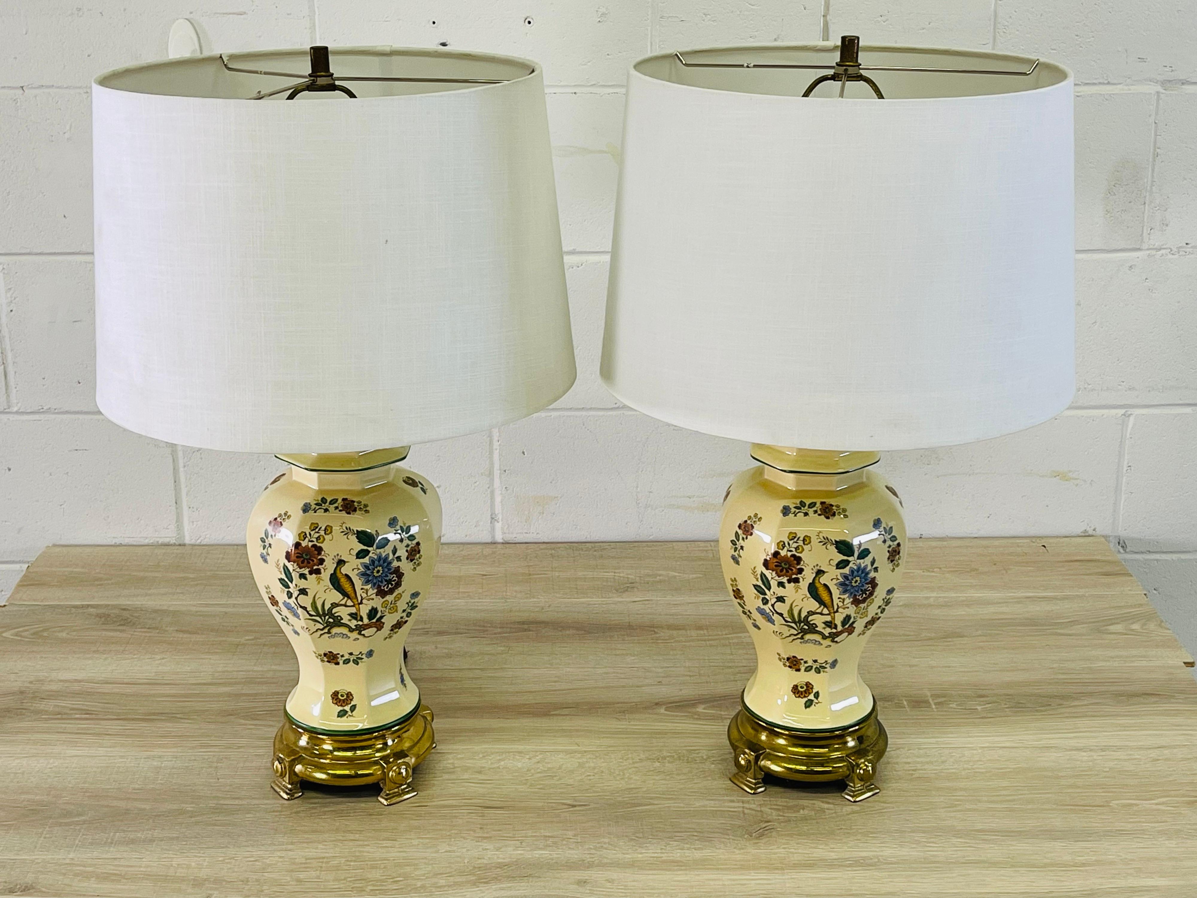 Coppia di lampade da tavolo stile urna in ceramica vintage anni '70 con disegno di fagiano di Nathan Lagin. Le lampade sono cablate per gli Stati Uniti e funzionanti. Le lampade hanno una base in metallo di ottone. Zoccolo, 20 
