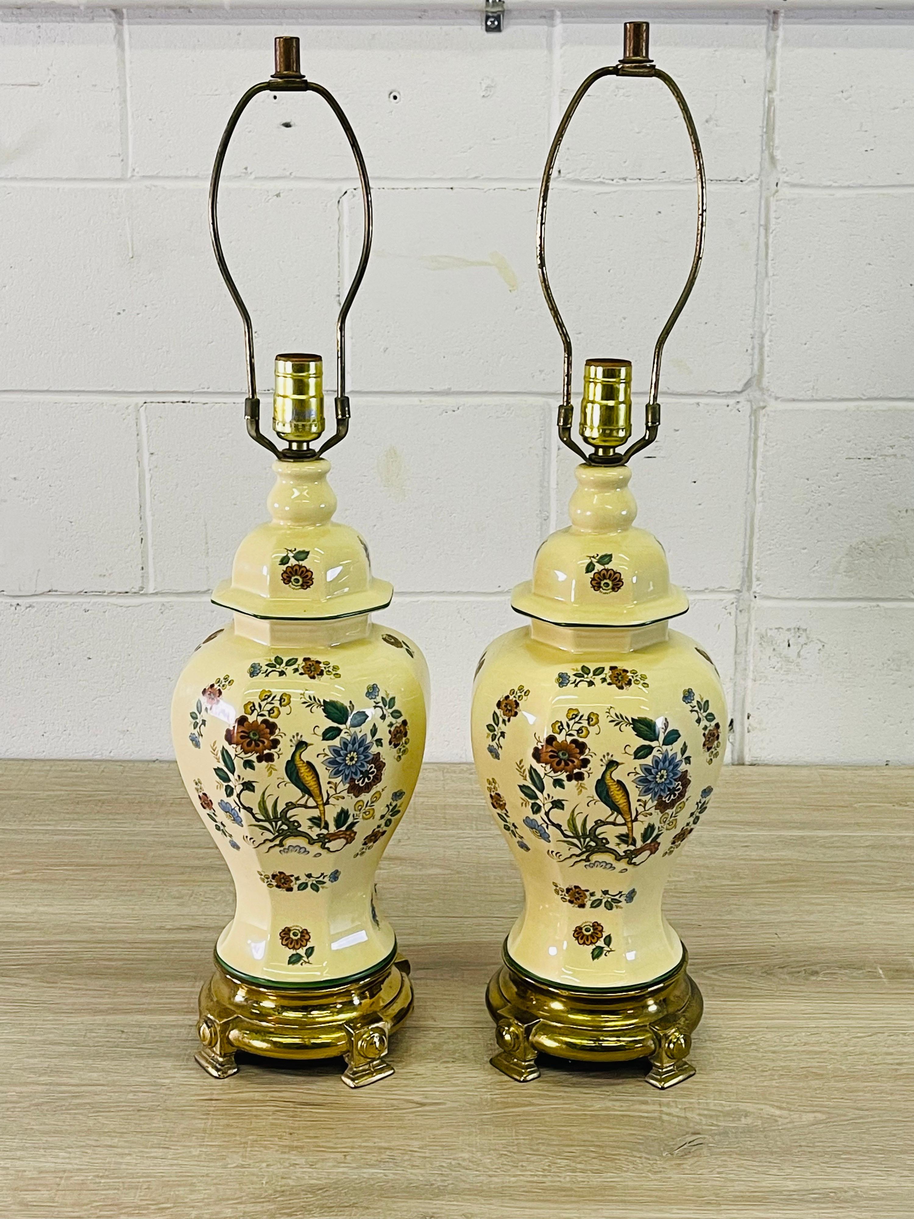 Mid-Century moderno Lampade da tavolo a urna in ceramica anni '70 di Nathan Lagin, coppia in vendita