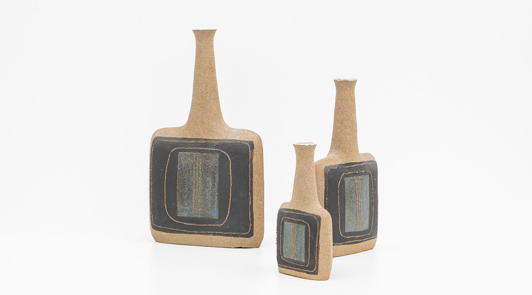 Set of three vases, ceramic, Bruno Gambone, Italy, 1980s.

Magnificent vases by the multi-talented artist Bruno Gambone from 1970s, varying in height and width. This set comes in sand colours, antracyt and the design in the middle contains blue
