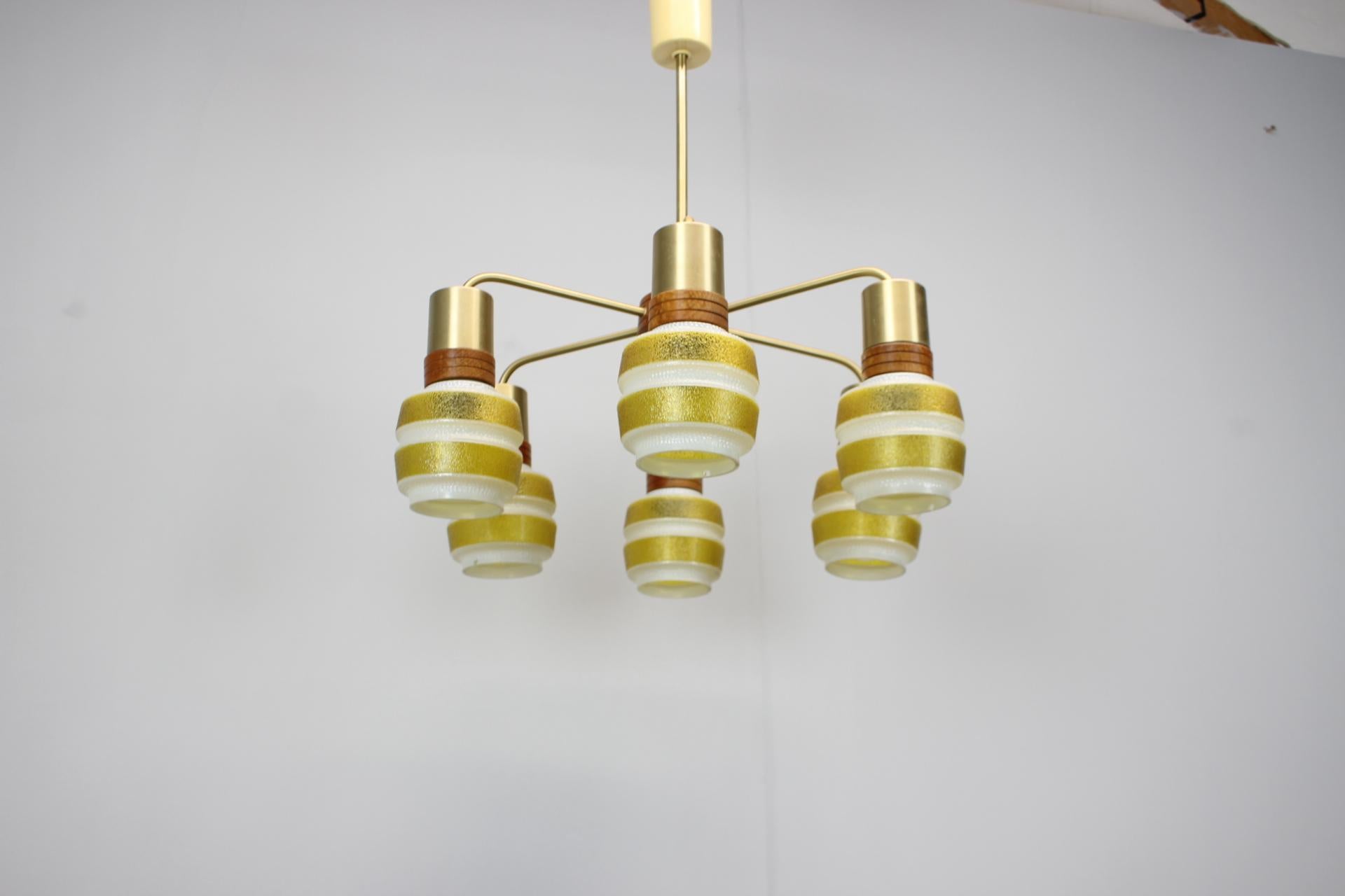 Kronleuchter aus den 1970er Jahren, hergestellt in Deutschland 
Hergestellt aus Metall und Glas.
Voll funktionsfähig, im Originalzustand.
Aufpoliert, gereinigt, einsatzbereit.
Weist ein paar kleine Gebrauchsspuren auf.