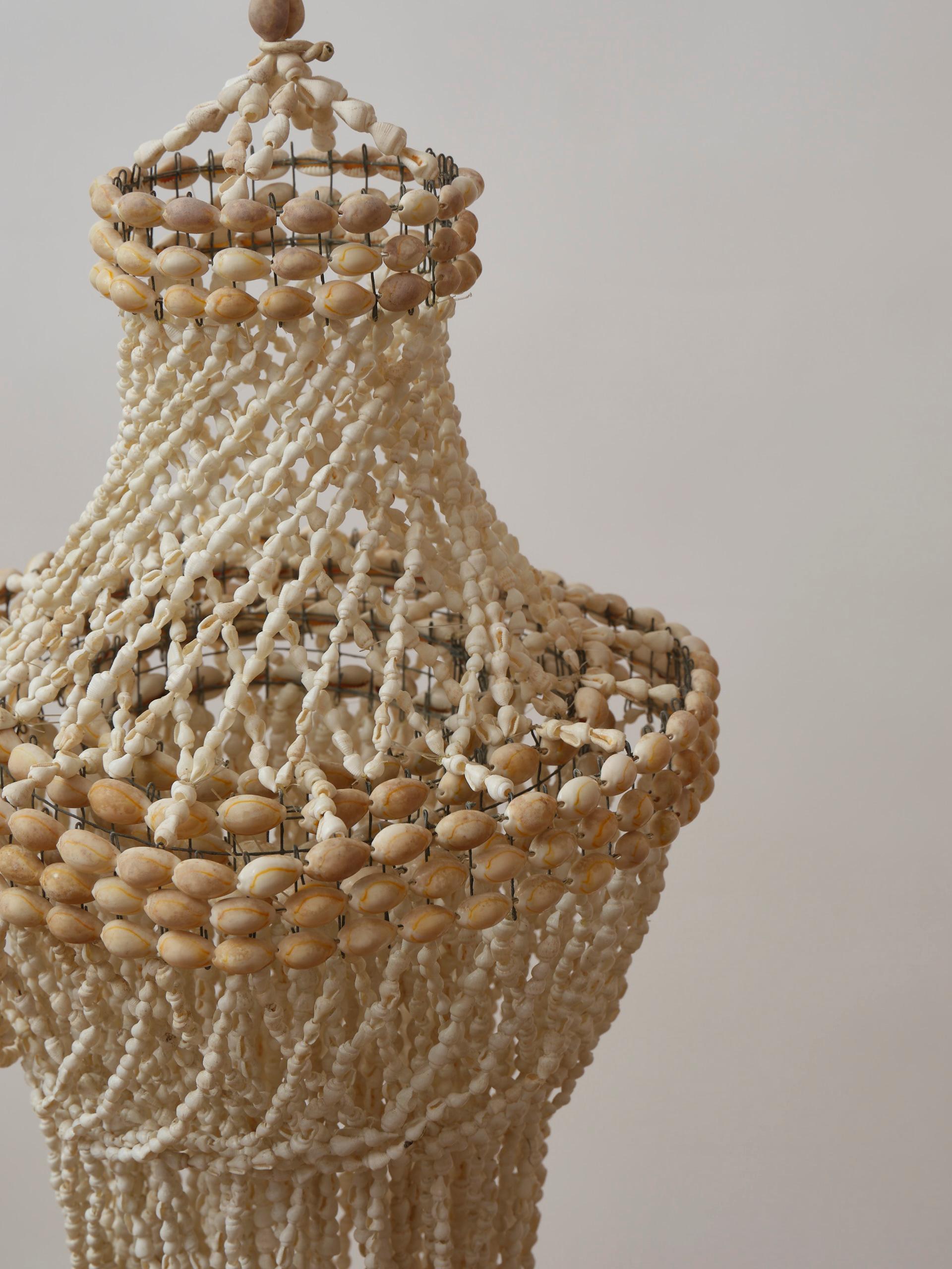 1970s chandelier in strings of natural shells In Good Condition For Sale In Frederiksberg C, DK