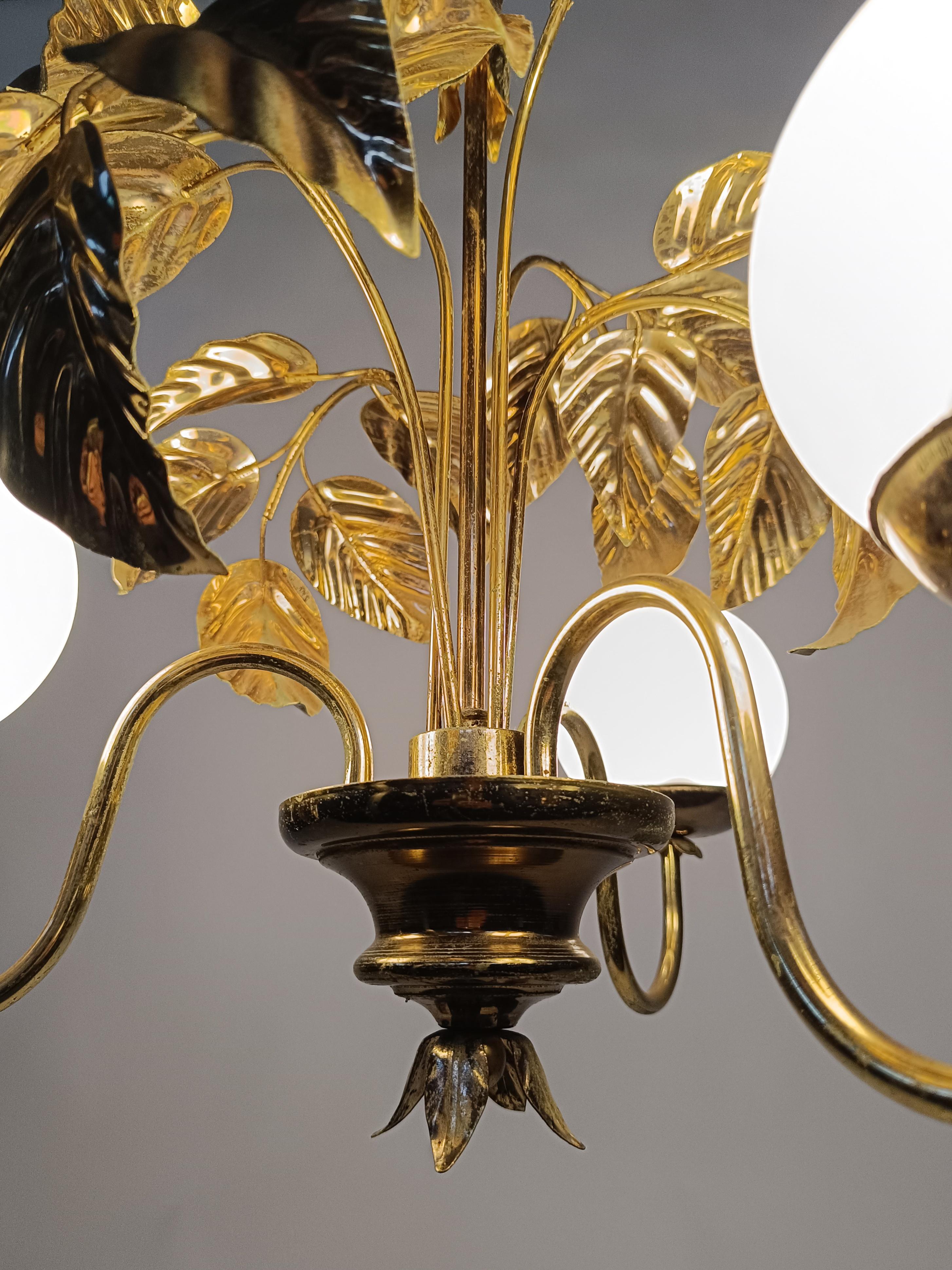 1970s Chandelier in the style of Hans Kögl with Gilded Leaves and White Opaline In Good Condition For Sale In Roma, IT