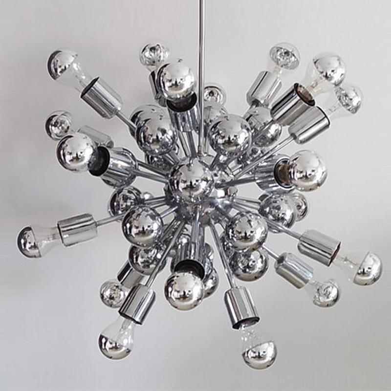 1970 Splendido lampadario dell'era spaziale Sputnik di Goffredo Reggiani in cromo con venti luci. Made in Italy (le lampadine sono incluse)
Questo lampadario è una vera e propria scultura, funziona perfettamente.
È in condizioni