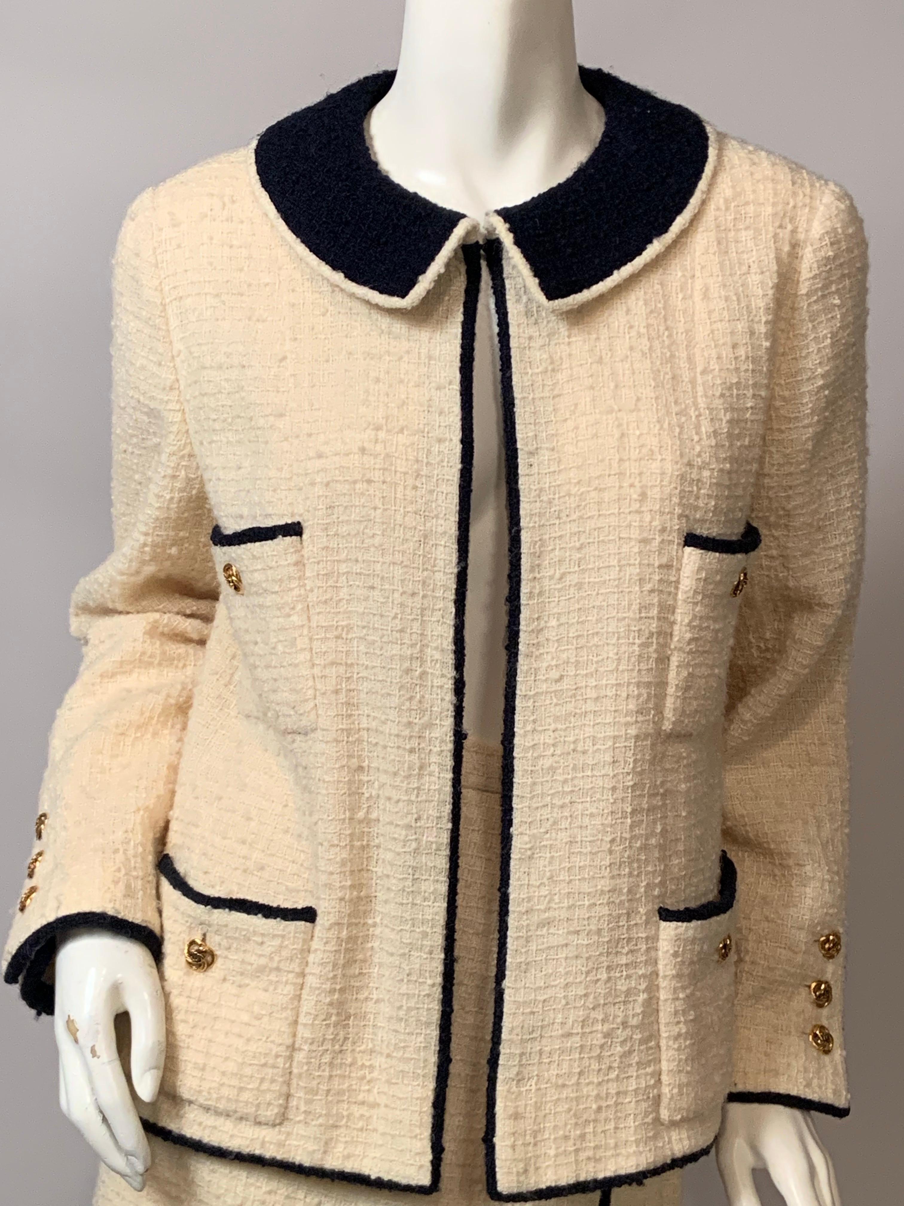 Abito Chanel anni '70 con gonna in bouclè di lana color crema e finiture in bouclè blu navy in vendita 5