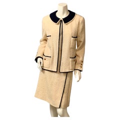 Chanel 1970 - Tailleur jupe en laine bouclée crème avec bordures en bouclette bleu marine