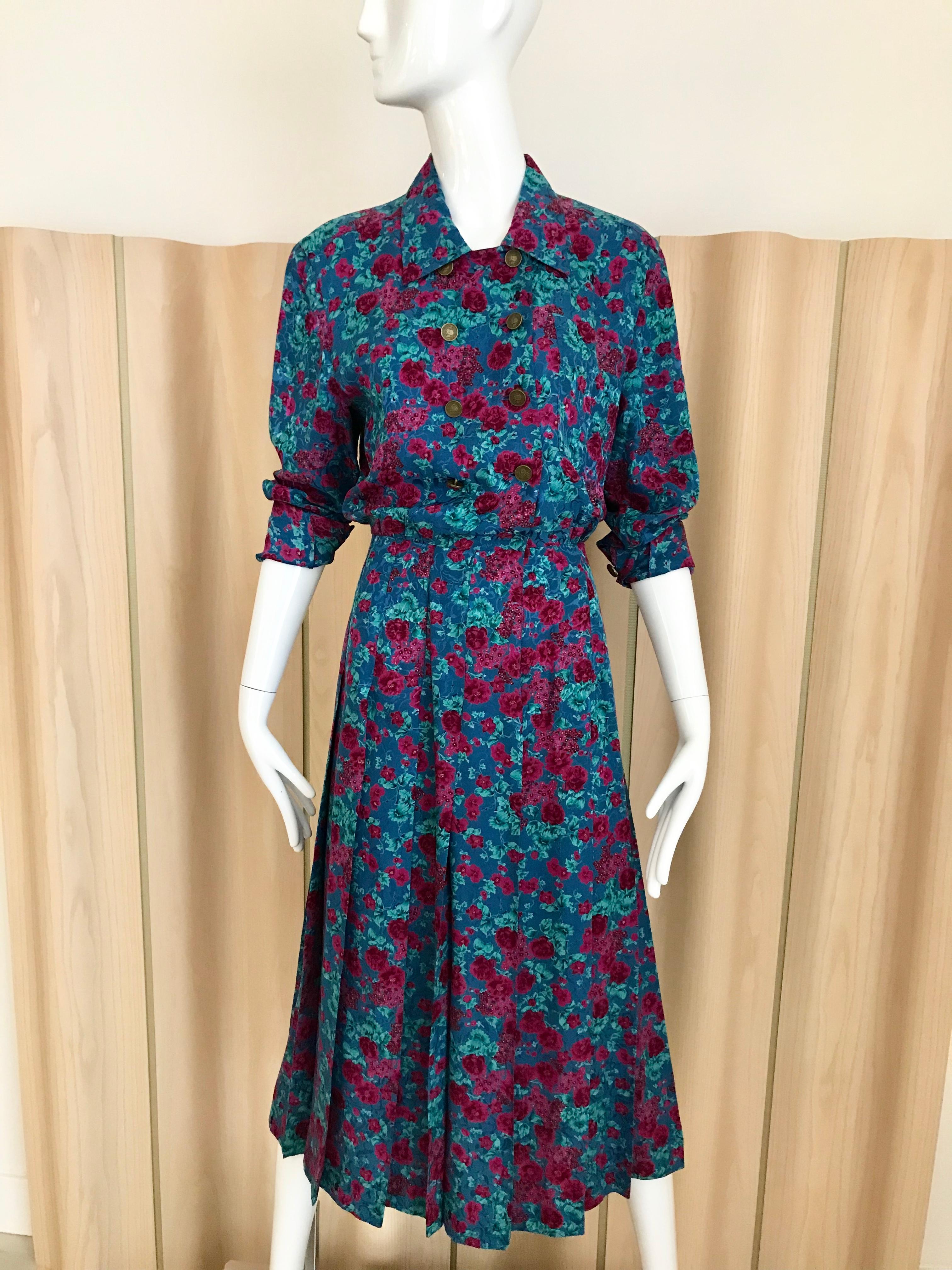 Vintage 1970s Chanel silk long sleeve dress in teal, red, hot pink floral print shirt dress.
Size medium / see measurement:
Bust: 39” / Waist : 29”/ Hip : 42”/ length : 48”/ sleeve: 24”