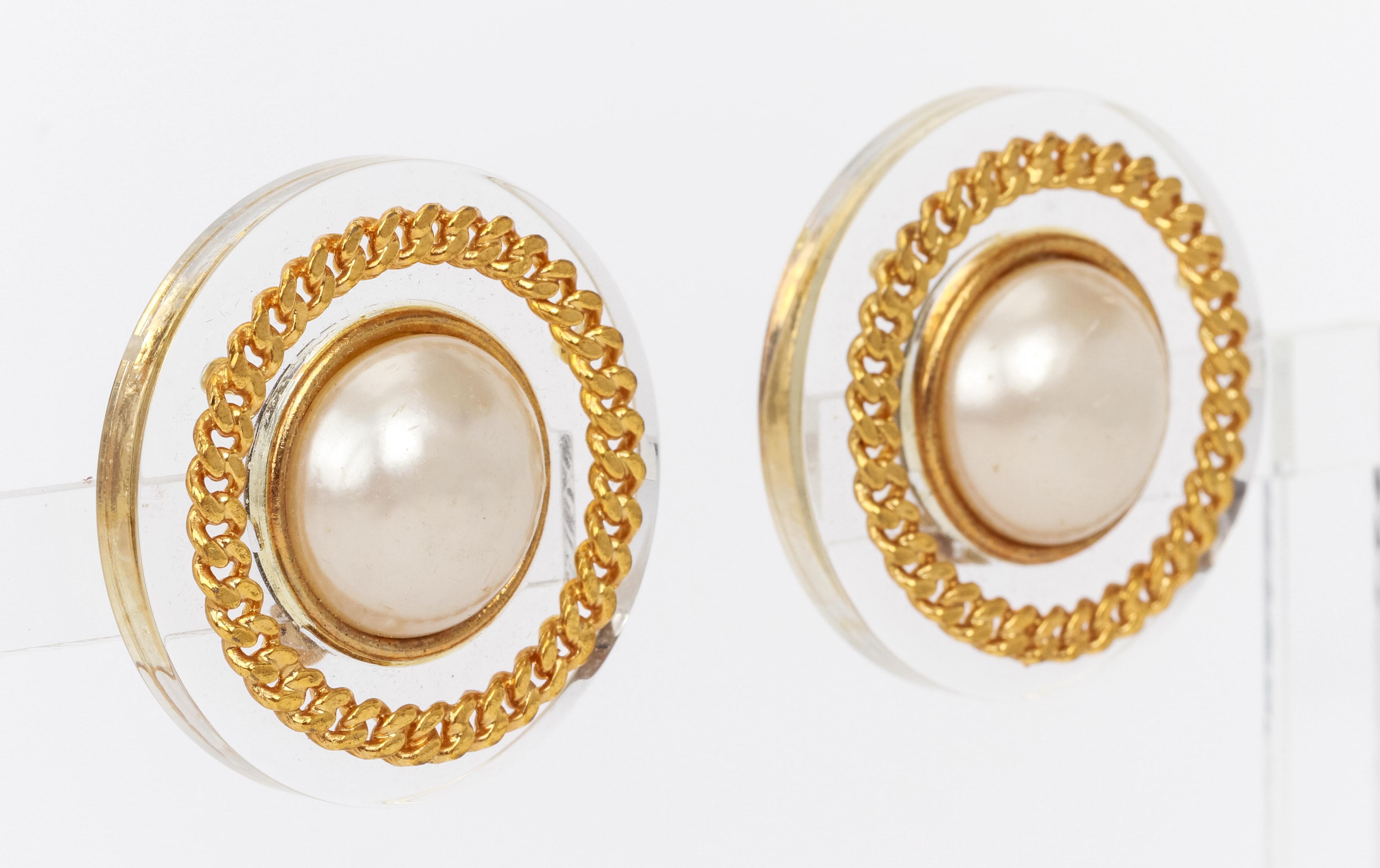 1970er Jahre seltene Vintage Chanel Clip Back Ohrringe. Klarer Lucite mit goldener Kette und mabe' Perlen. Ausgezeichneter Zustand. 1.5