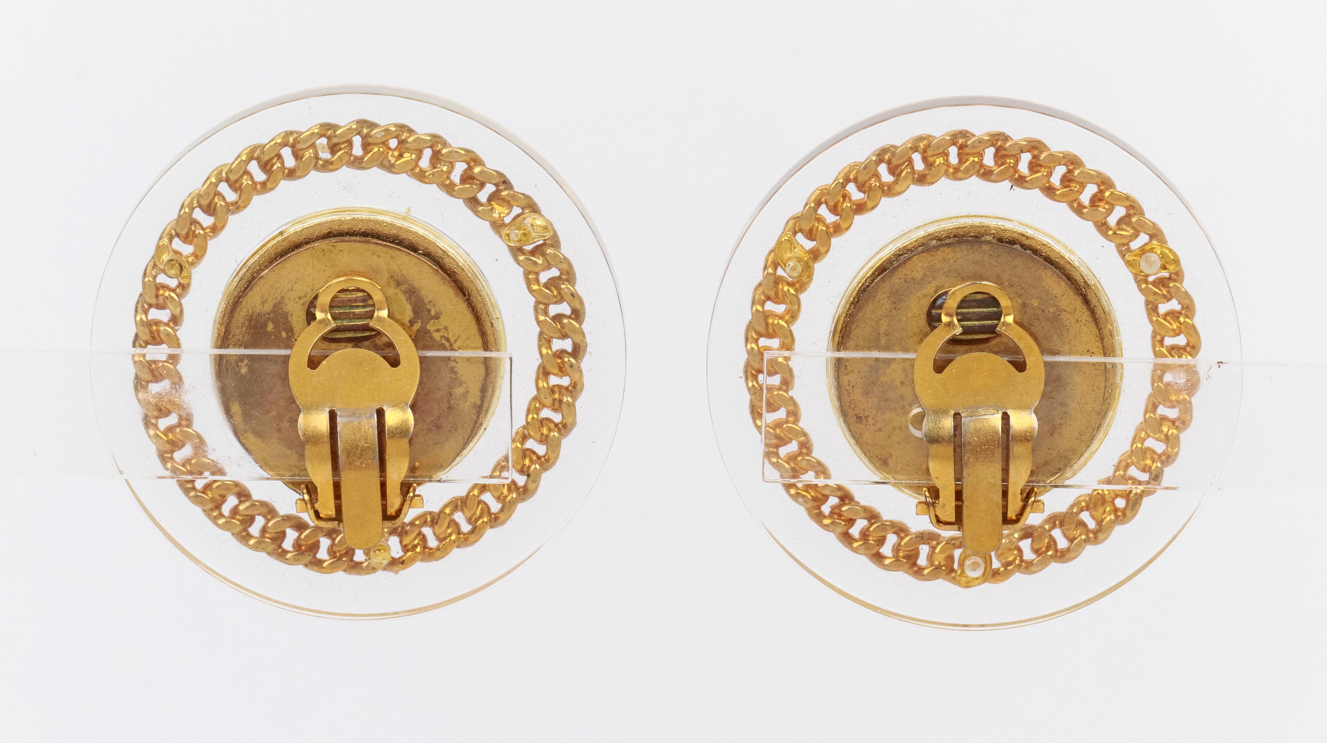1970er Chanel Goldkette & Perlen-Clip-Ohrringe im Zustand „Hervorragend“ im Angebot in West Hollywood, CA