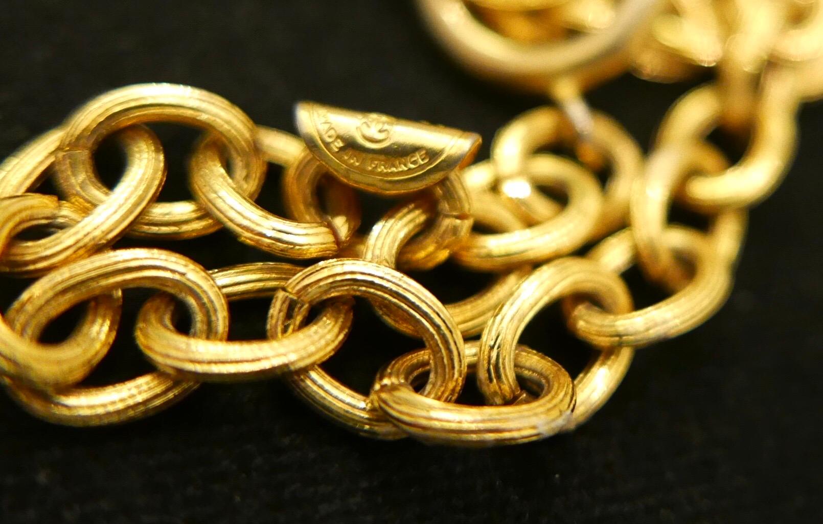 1970s Chanel textured gold toned chain necklace featuring a Chanel medallion charm. Signed CHANEL, made in France. Length 76cm (30 inches) Charm 4.5cm.

Condition: Signs of discoloration and scratches on medallion consistent with age and normal use. 