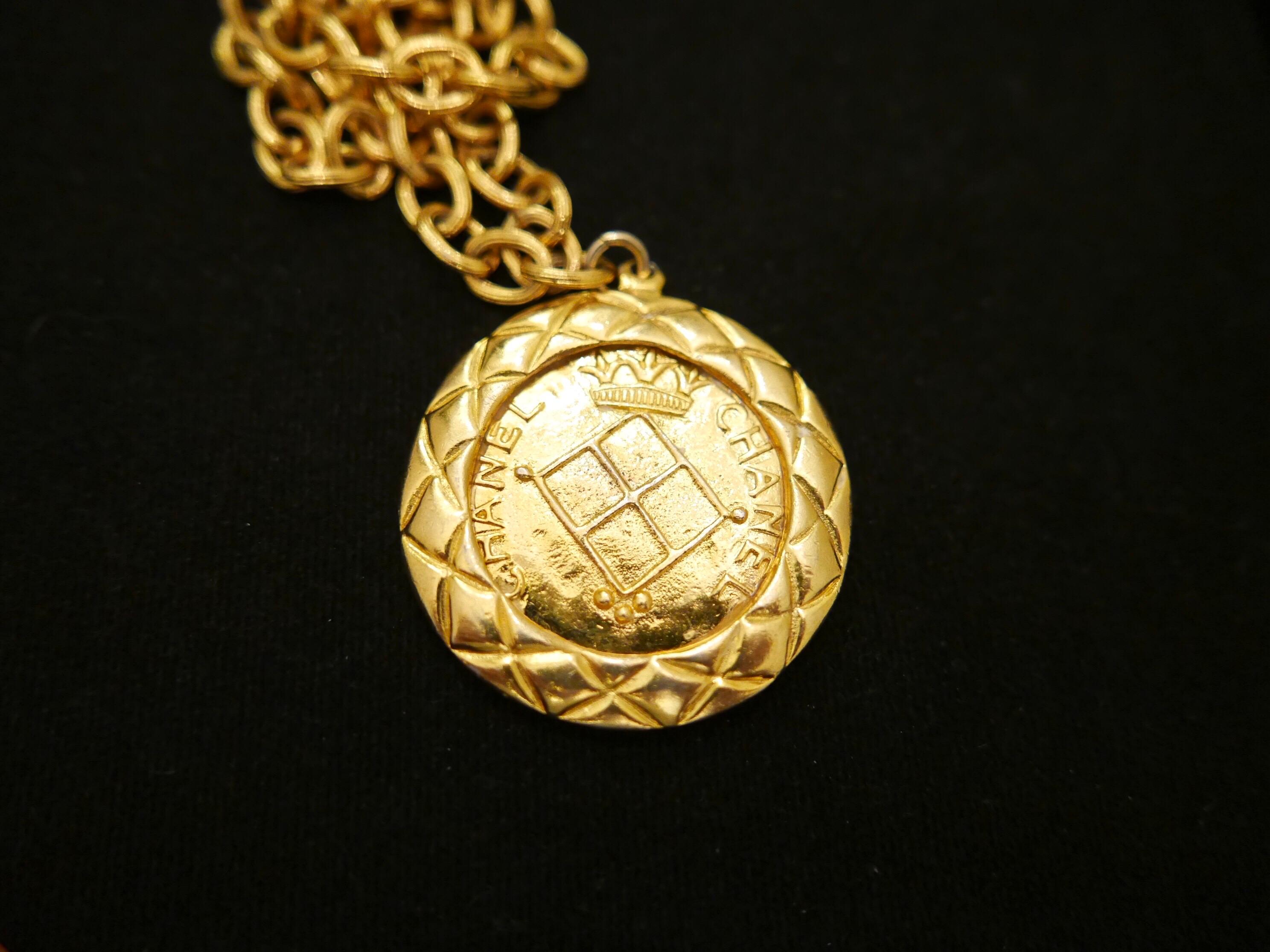 Women's or Men's 1970s Vintage CHANEL Gold Toned Medallion Chain Necklace