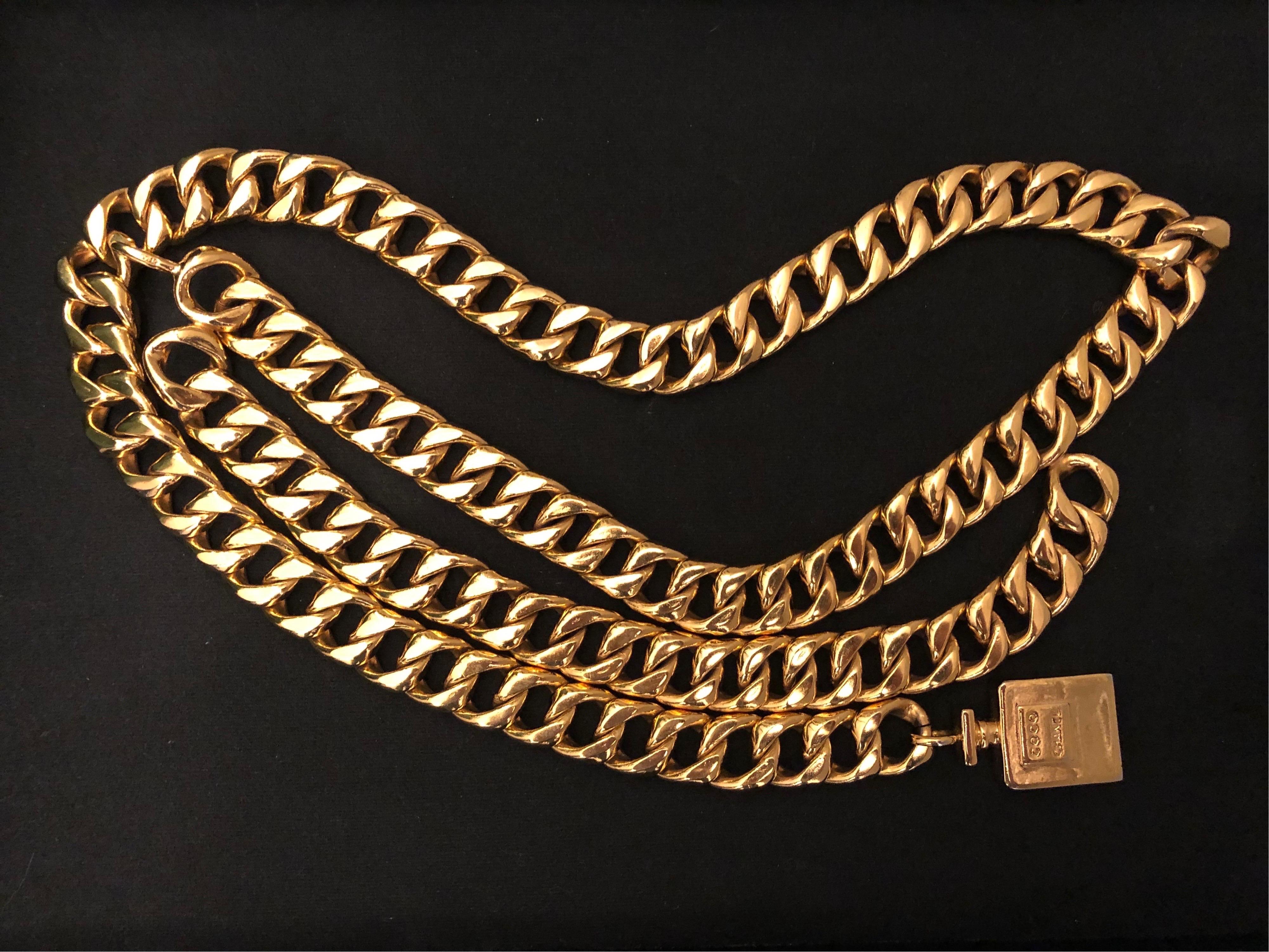 Ceinture en chaîne dorée Chanel des années 1980 avec breloque en forme de flacon de parfum Chanel COCO en or. Il peut être porté comme une ceinture ou un collier. Estampillé CHANEL. Fermeture à crochet réglable. 92 cm de longueur 1,8 cm de largeur.
