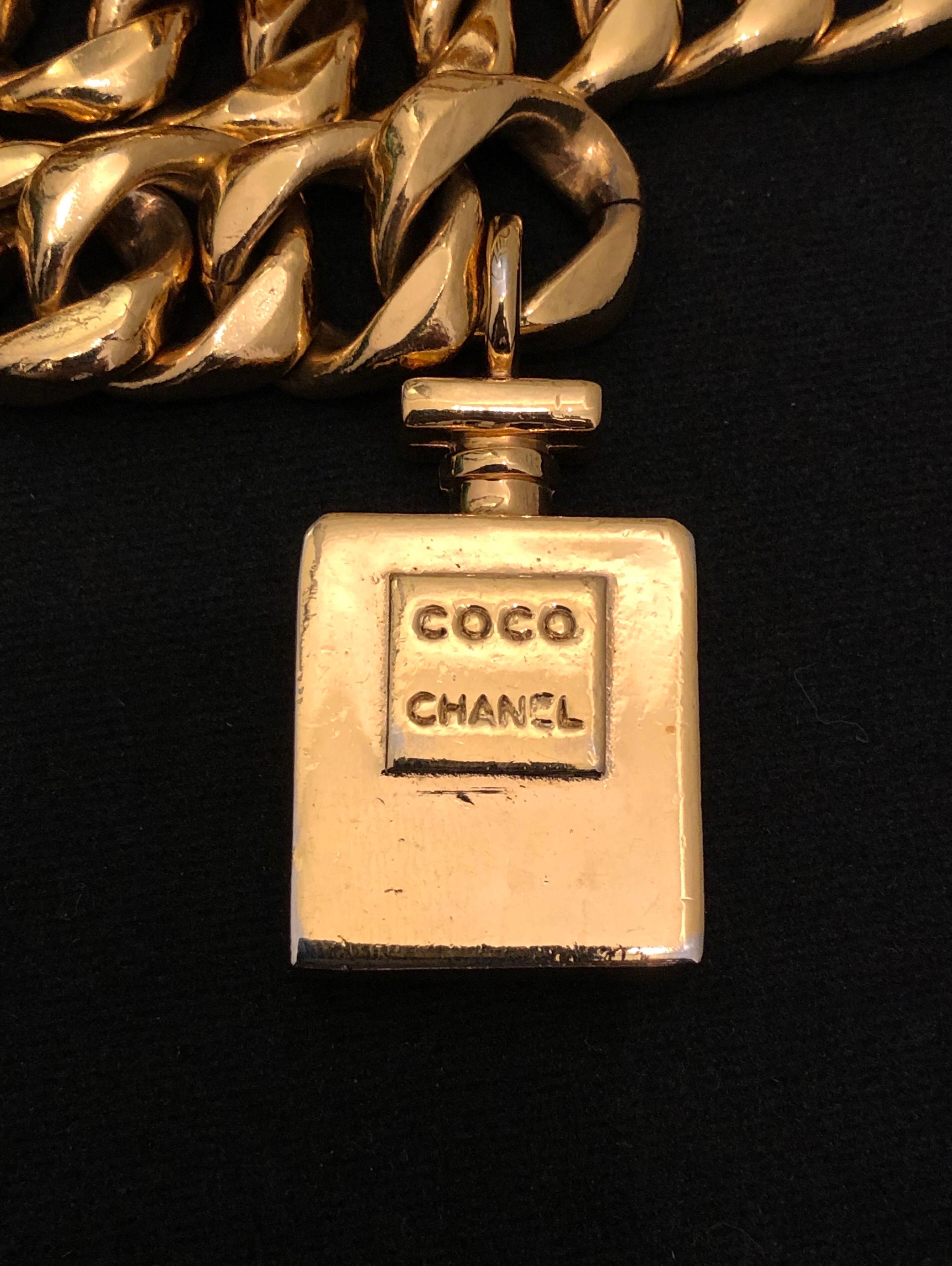 1980er Jahre Vintage CHANEL Goldfarbener Parfümgürtel mit Kette im Zustand „Gut“ im Angebot in Bangkok, TH