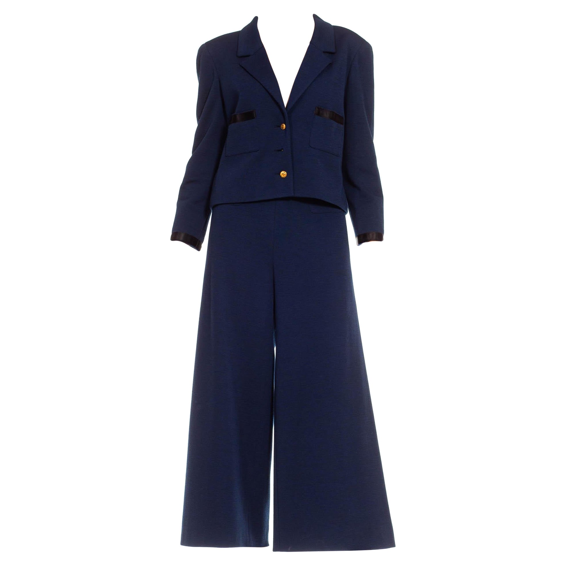 1970S CHANEL Costume pantalon en jersey de laine mélangée bleu marine avec bordures en satin noir et or