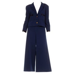 1970S CHANEL Marineblauer Wollmischung Jersey Hosenanzug mit schwarzem Satinbesatz & Gold