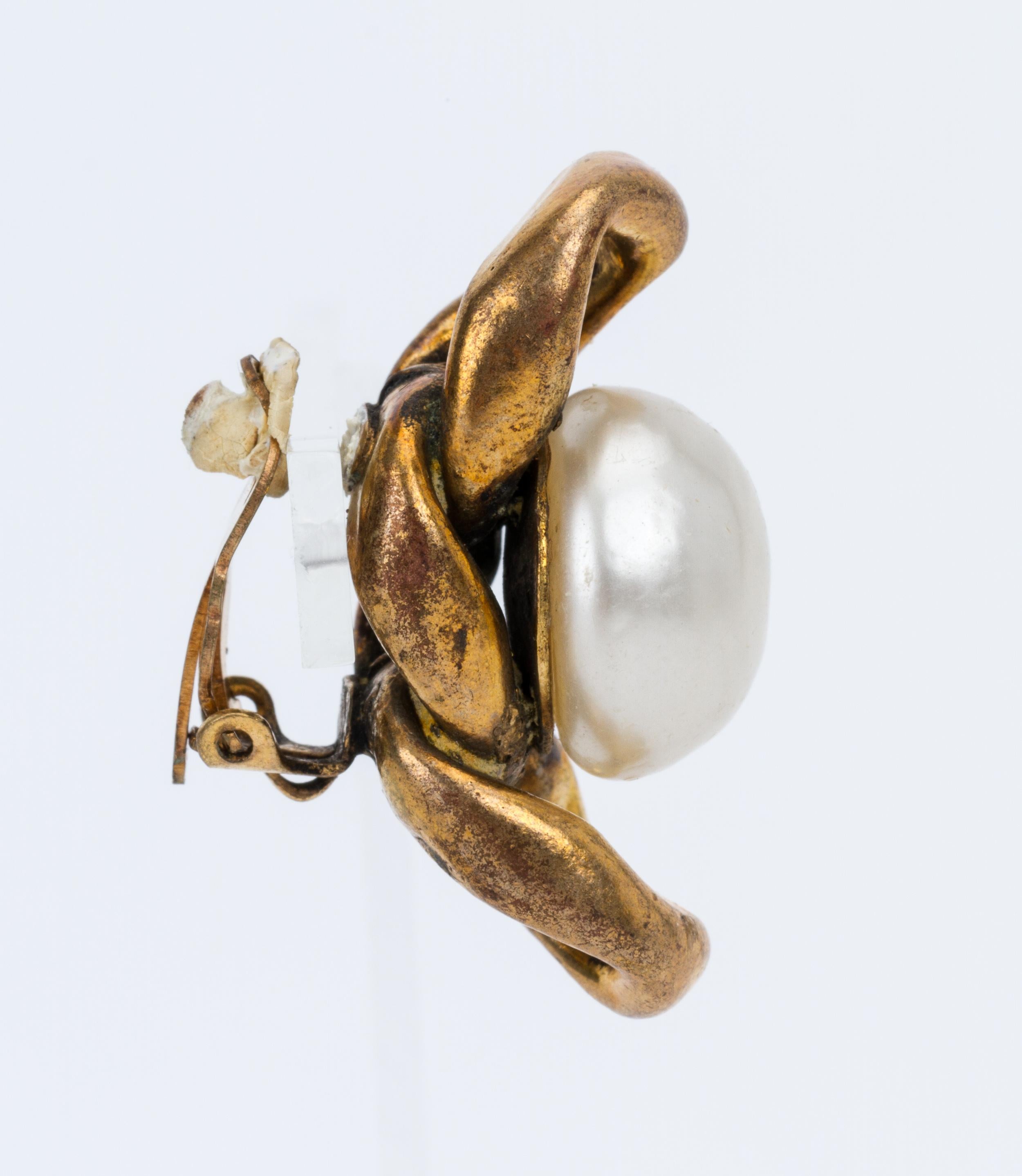 1970er Chanel Perlenketten-Clip-Ohrringe Damen im Angebot