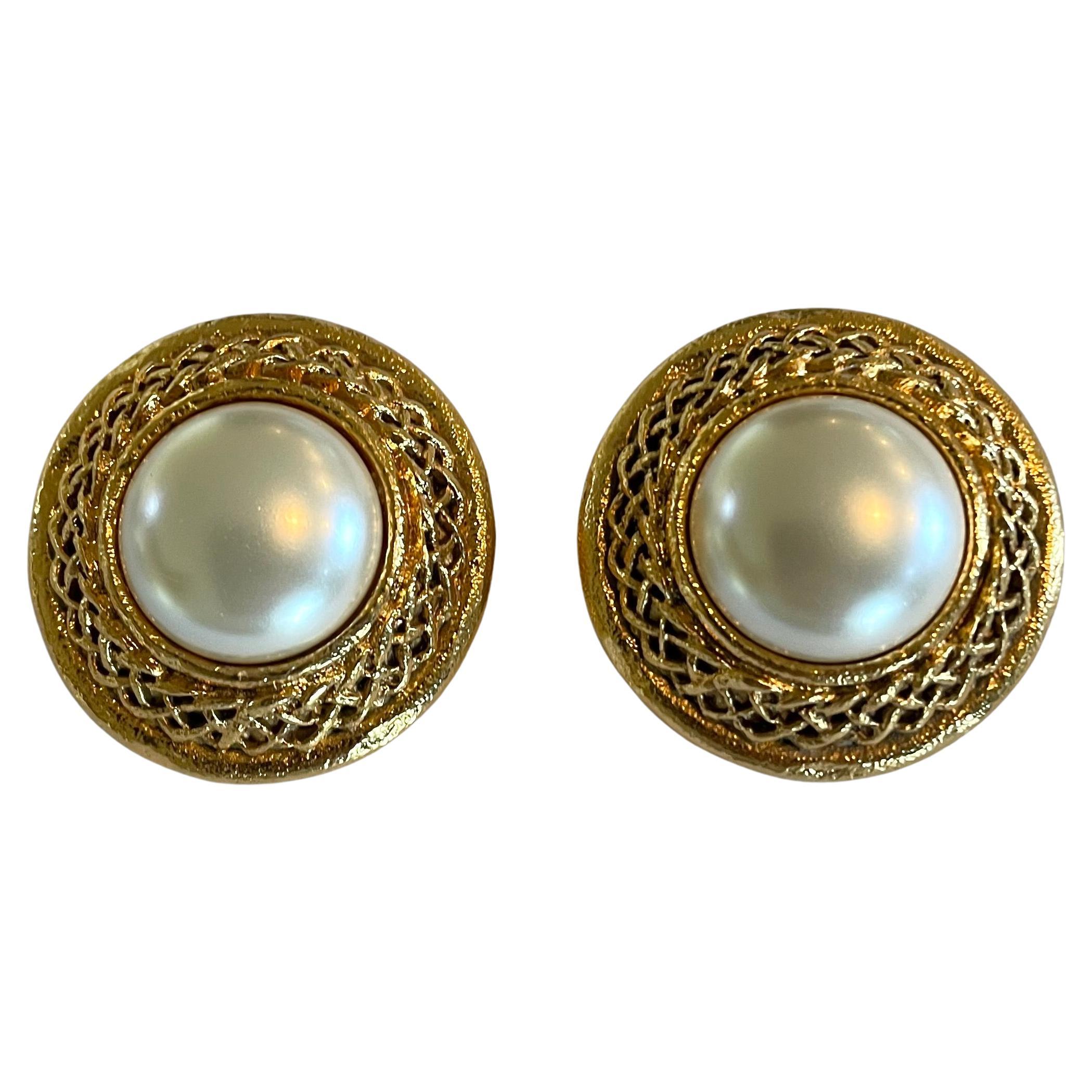 Orecchini Chanel anni 
70 in oro testurizzato con finiture intrecciate e perle di vetro in vendita